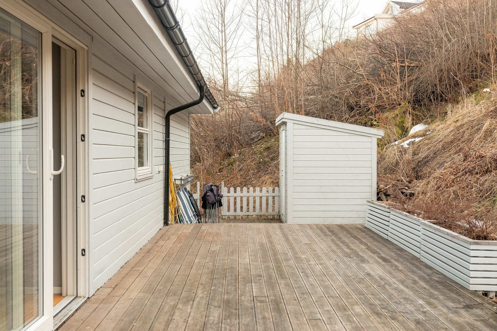 På baksiden av huset er det også en stor terrasse på 39 kvm og utvendig bod. Galleribilde