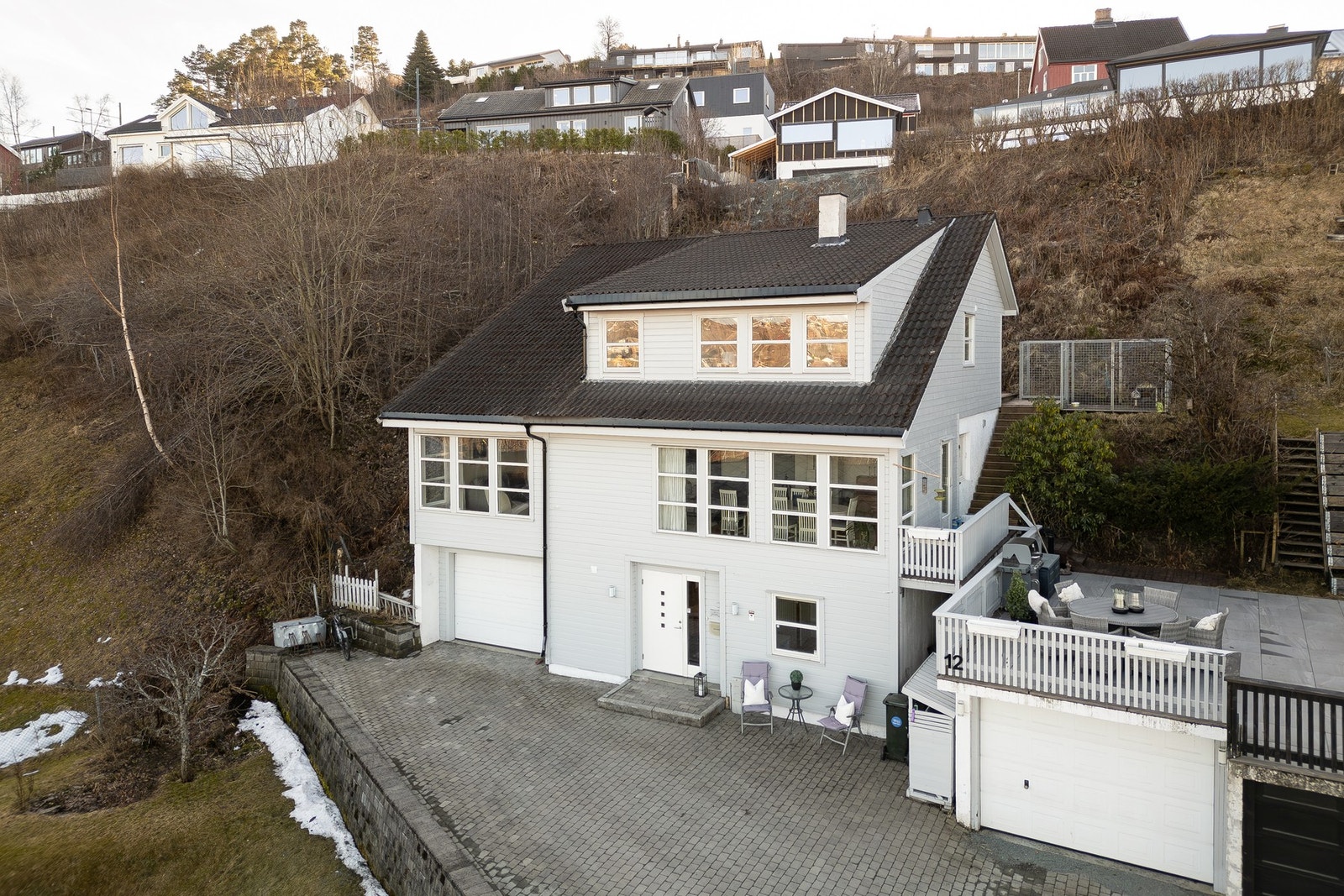 Eiendommen ligger fint til i enden av blindvei. Galleribilde