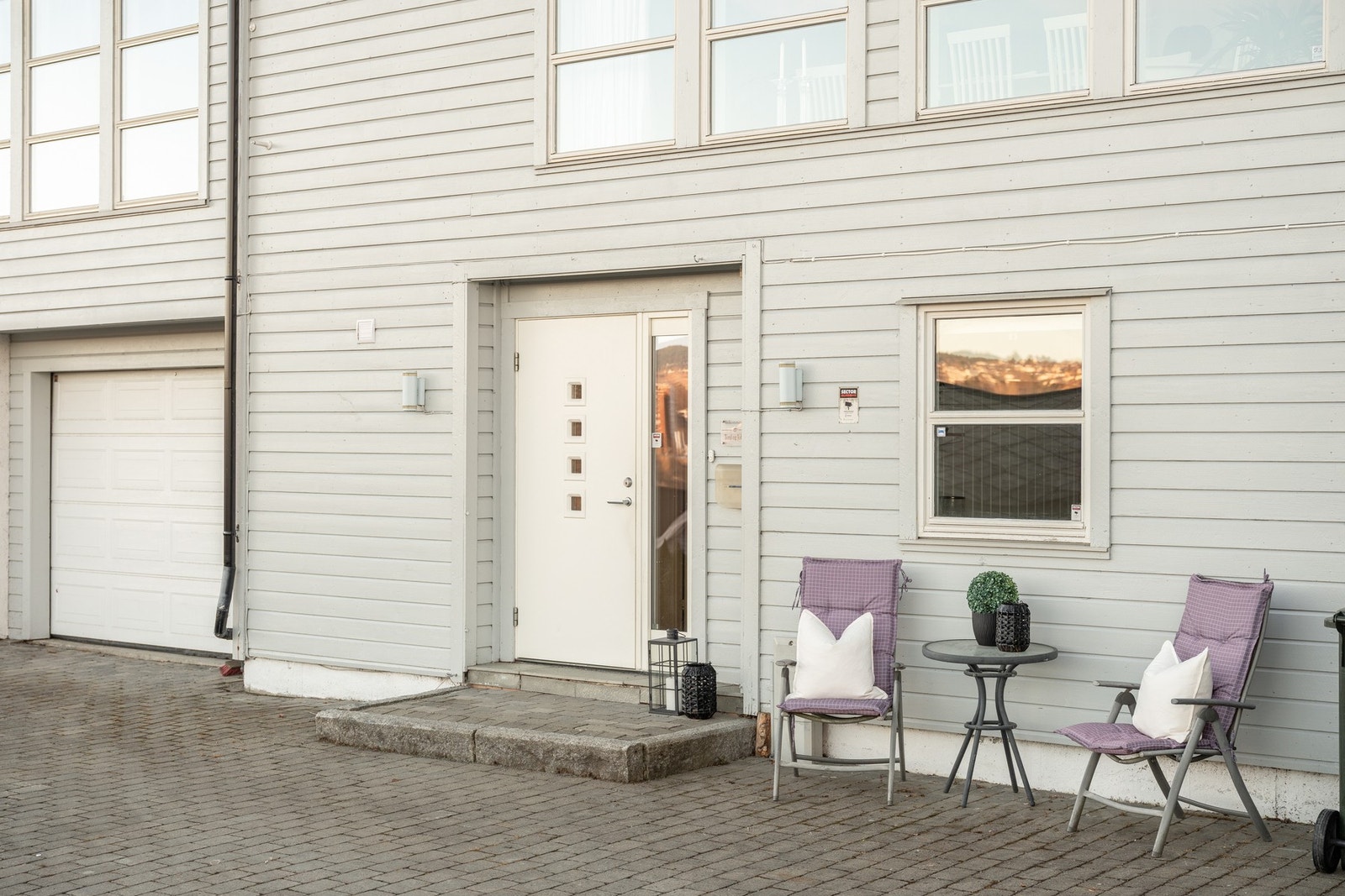 Innkjørsel/gårdsplass er fint steinlagt. Galleribilde
