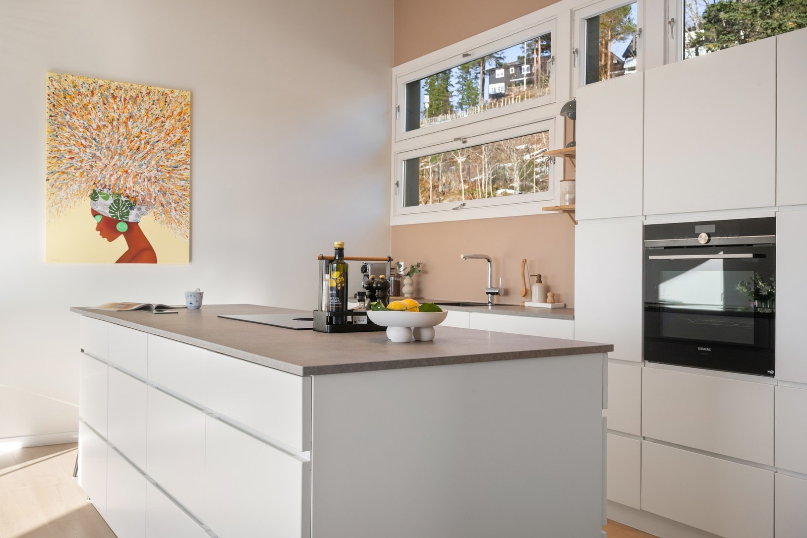 Moderne og tidløst kjøkken fra Kvik med glatte fronter og kvalitetsprodukter. Galleribilde