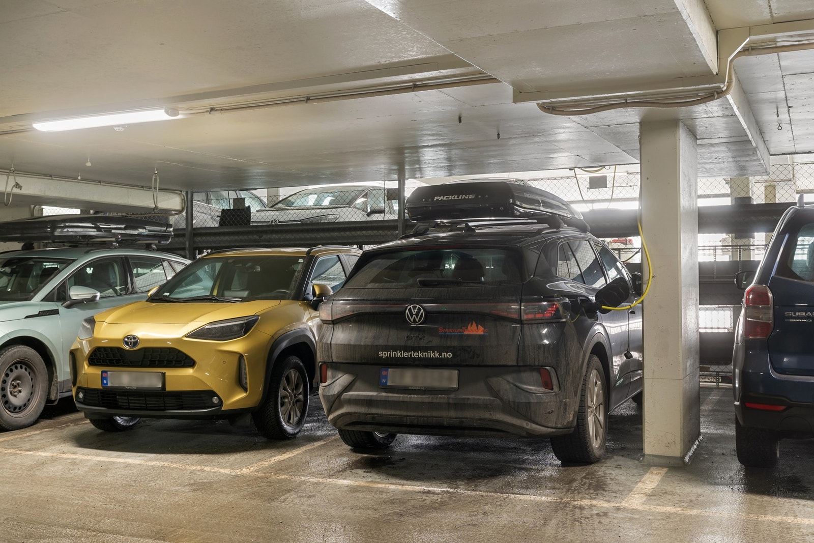 Leiligheten disponerer fast parkeringsplass i sameiets garasjeanlegg. Det er heisadkomst fra garasjen til inngangsplanet, og sameiet har i tillegg gode gjesteparkeringsmuligheter. Galleribilde
