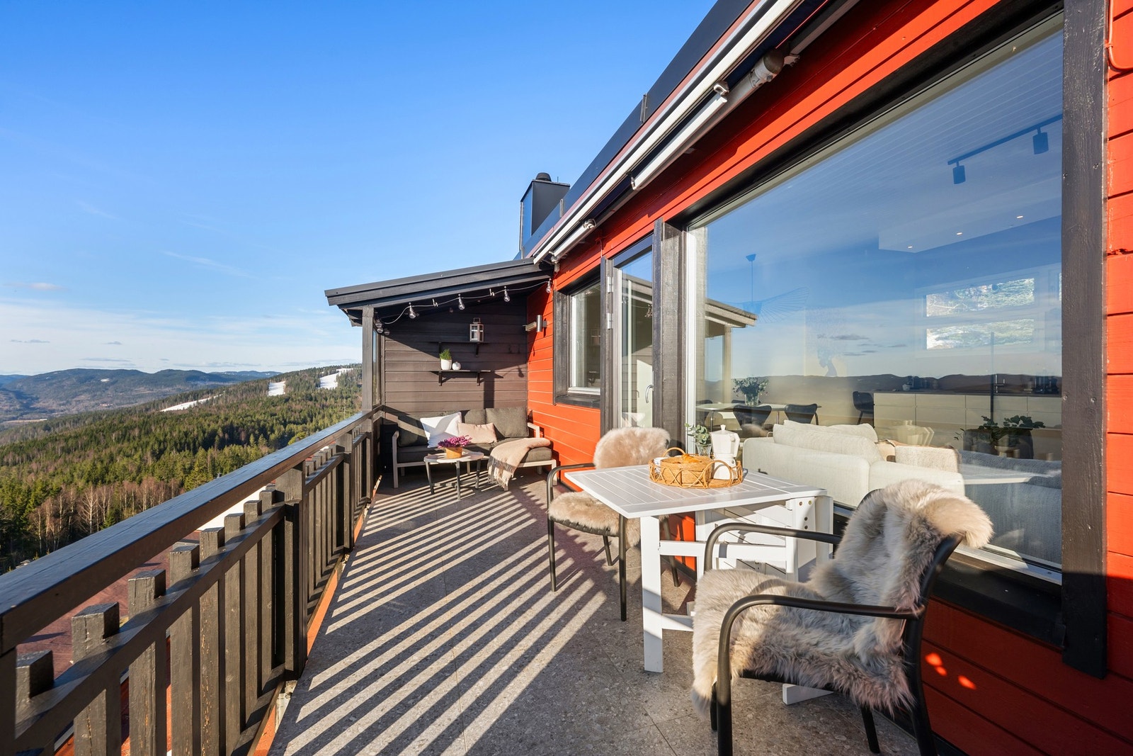 Fra hovedetasjen er det utgang til romslig, vestvendt terrasse med fantastiske solforhold og vid utsikt. Galleribilde