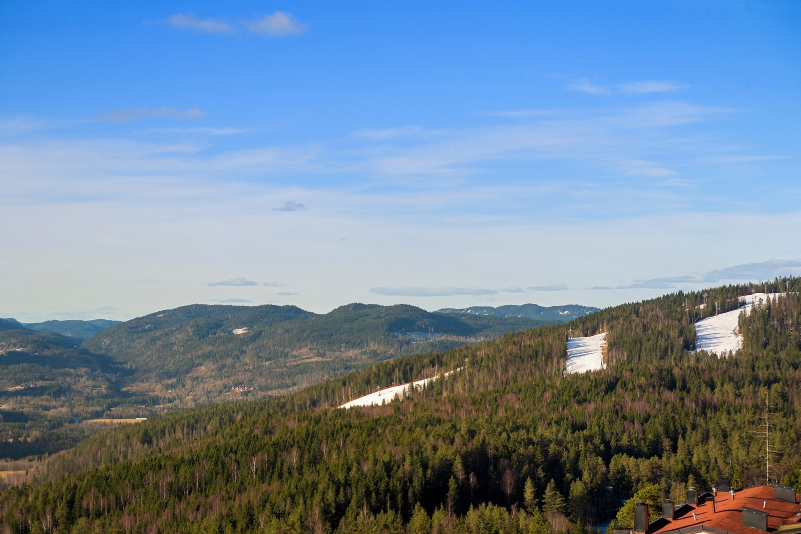 Tett på marka med tilnærmet ski-in/ski-out til Wyllerløypa/Skimore Oslo ved gode snøforhold. Galleribilde