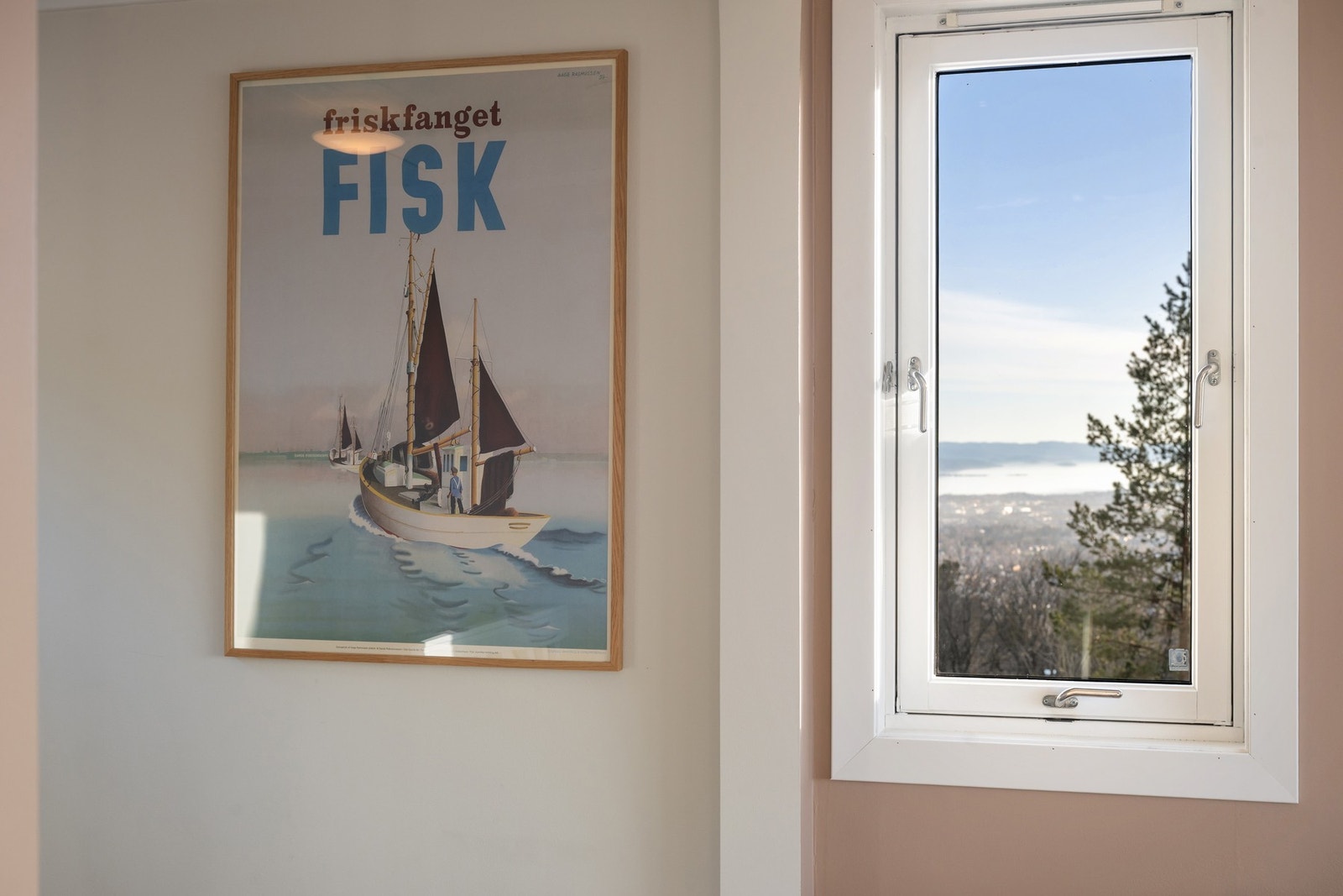 Endeleilighet med ekstra gavlvindu som gir lysinnslipp fra tre sider og svært gode lysforhold. Galleribilde