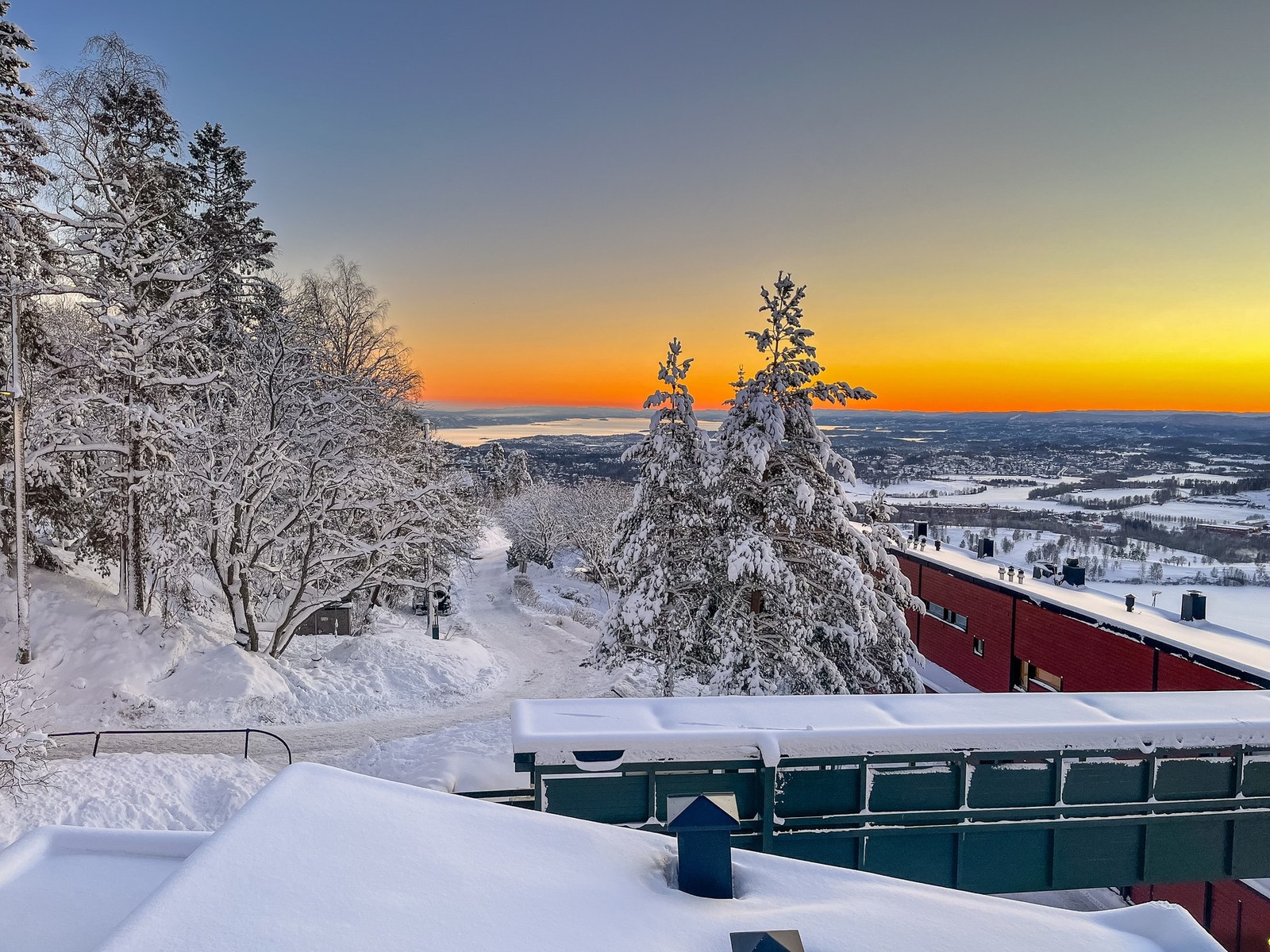 Vinteridyll med eventyrlig utsikt mot fjorden og omkringliggende landskap. Galleribilde
