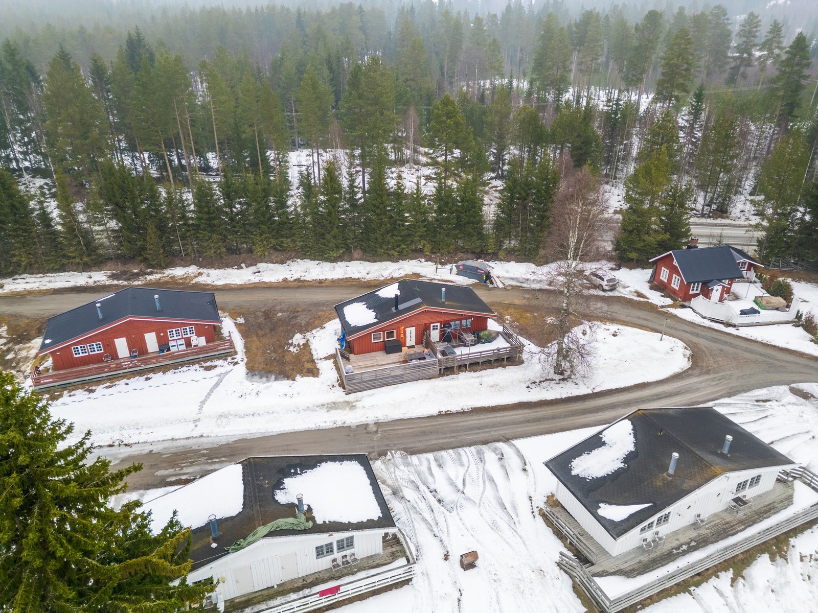 Skasvegen 120B ligger rolig og landlig til i naturskjønne omgivelser i Kirkenær, et perfekt utgangspunkt for deg som ønsker en fritidsbolig hvor du virkelig kan koble av fra hverdagen. Galleribilde