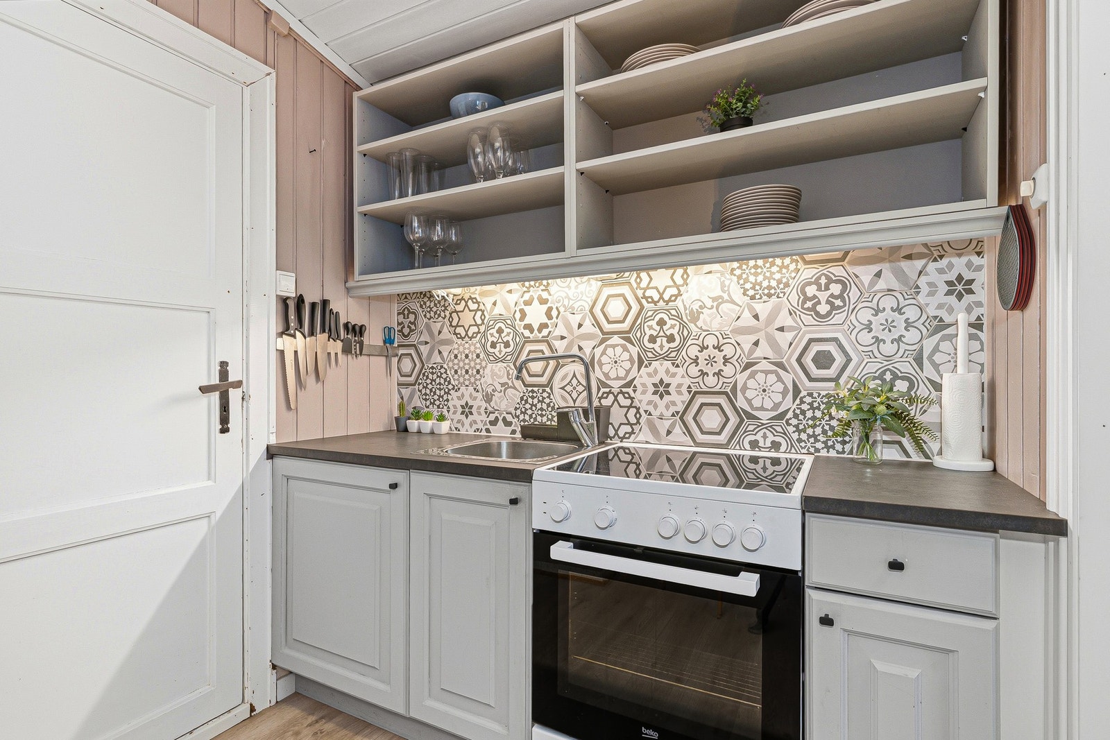 Innredningen har profilerte fronter og laminert benkeplate med nedfelt vask og egen nisje til komfyr. Galleribilde