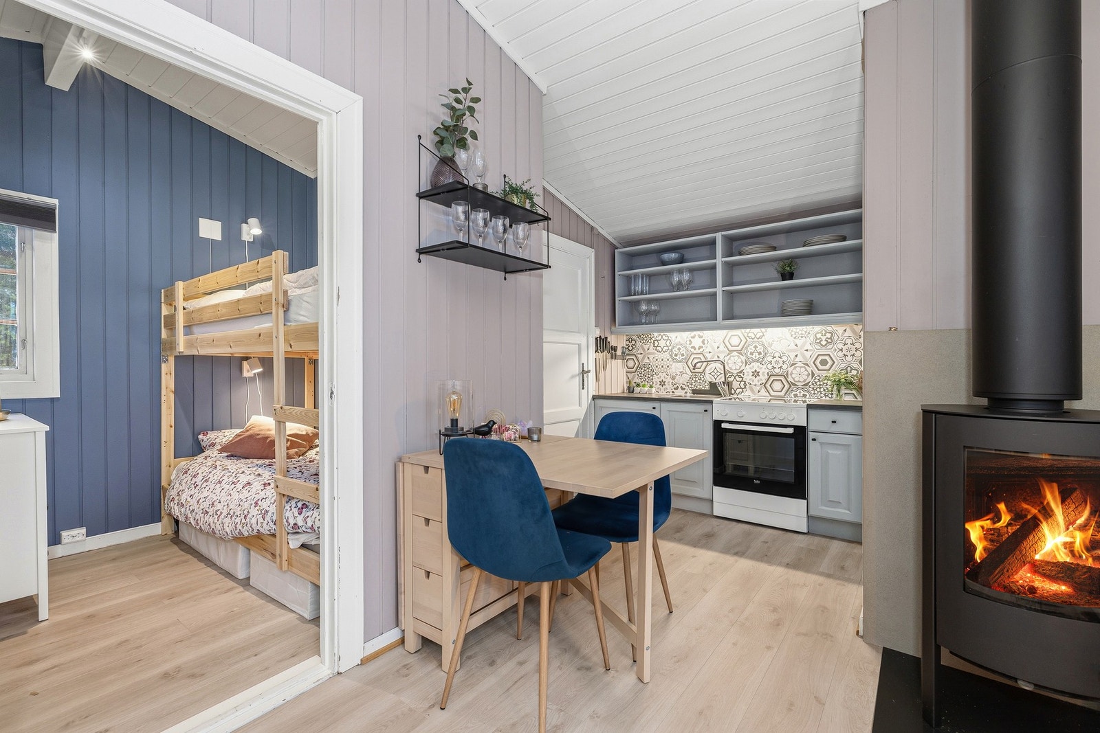 Den åpne løsningen mot kjøkkenet gjør det enkelt å samle folk rundt bordet, enten det er til frokost eller lange middager som glir over i kveld. Galleribilde