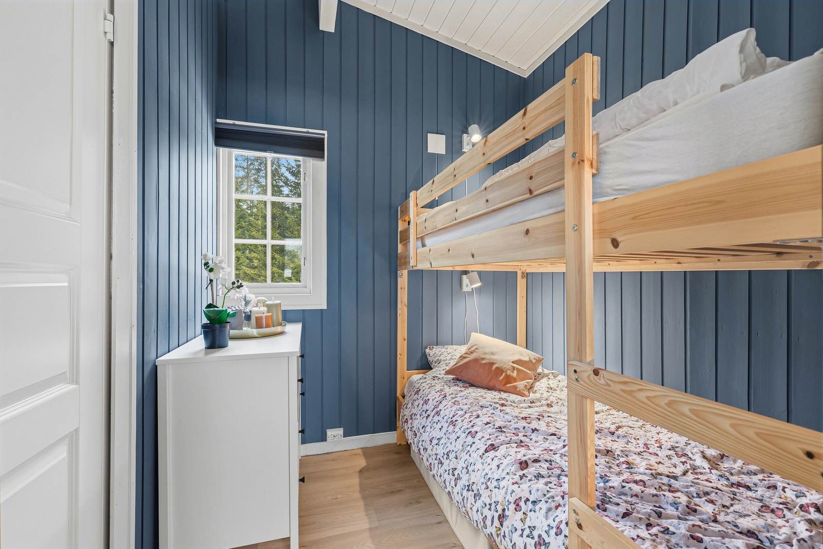 Det første av to soverom egner seg godt for køyeseng, og passer perfekt som barnerom eller gjesterom akkurat slik en hytte skal fungere, med plass til både familie og besøk. Galleribilde