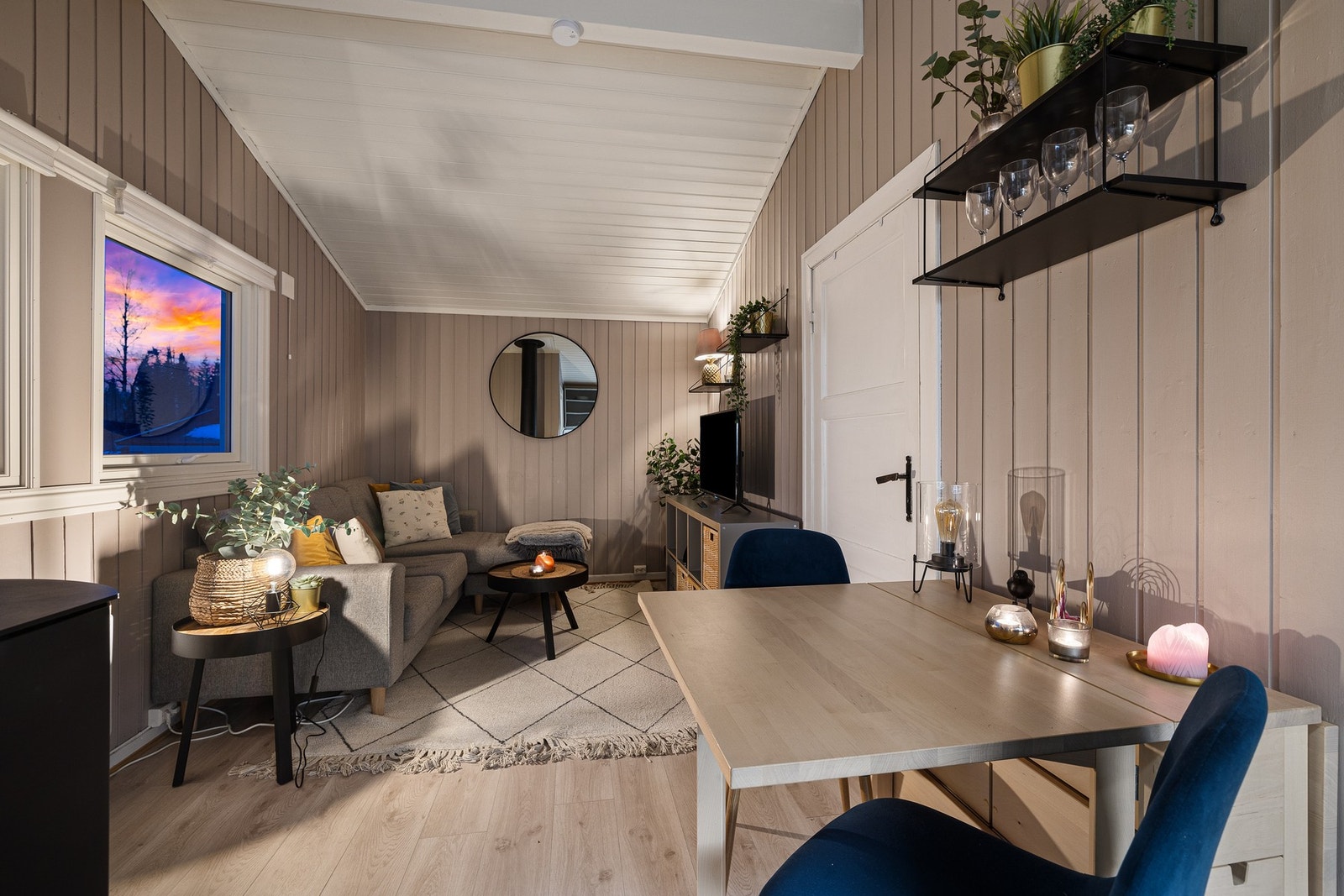 Planløsningen er smart og oversiktlig, alt på én flate, med entré, åpen stue- og kjøkkenløsning, to soverom og baderom. Galleribilde