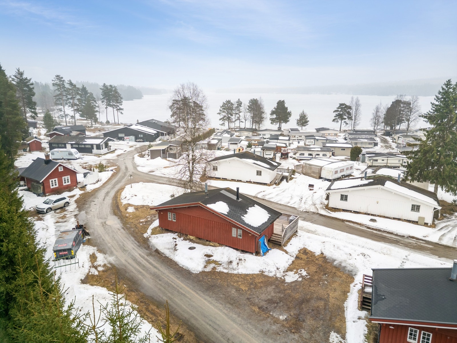 Her får du stillhet, natur og gode rekreasjonsmuligheter rett utenfor døren, samtidig som beliggenheten gjør det enkelt å ta turen hit, også på en vanlig helg. Galleribilde