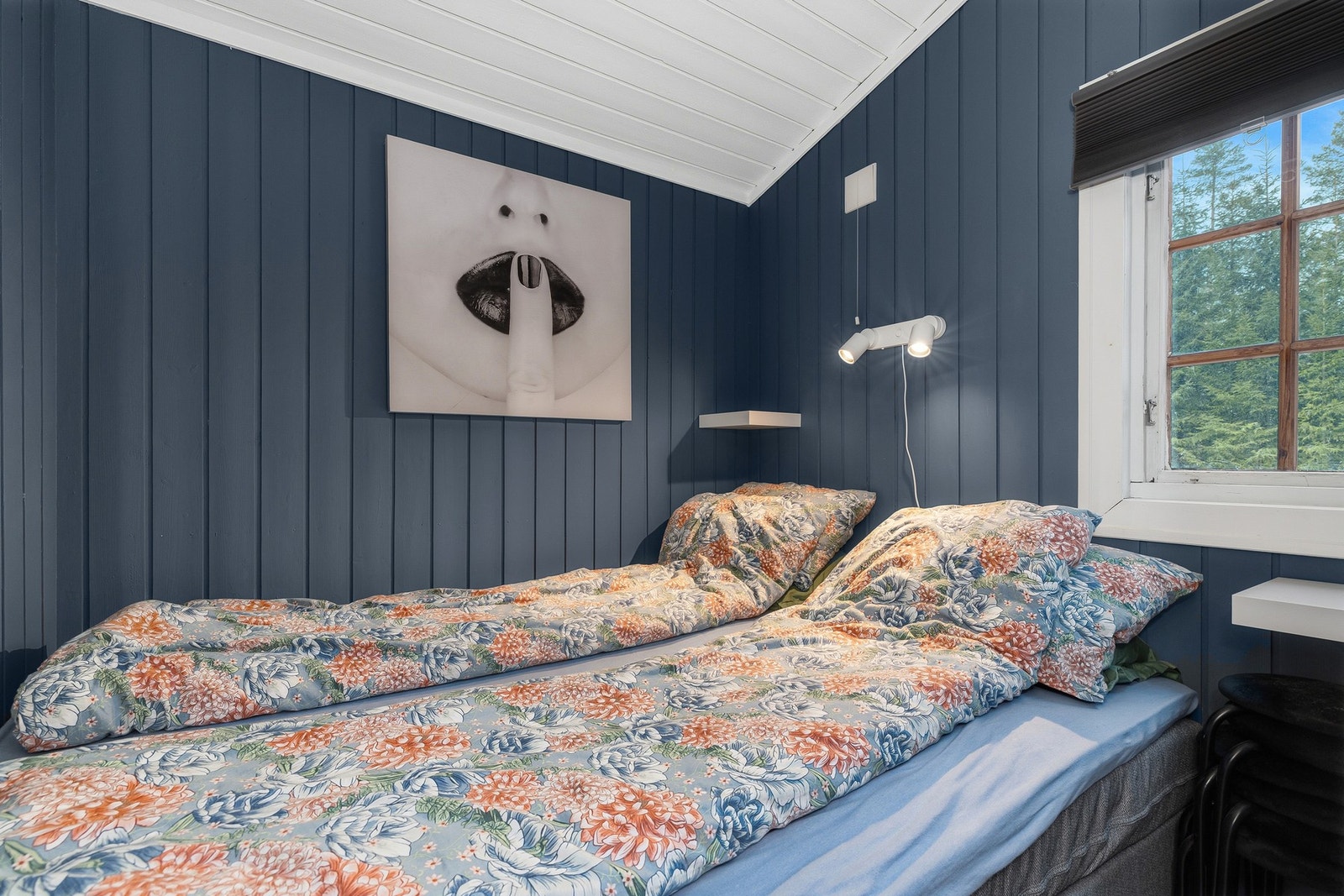 Hovedsoverommet har plass til dobbeltseng og fungerer som en rolig sone hvor man kan trekke seg tilbake etter en aktiv dag. Galleribilde