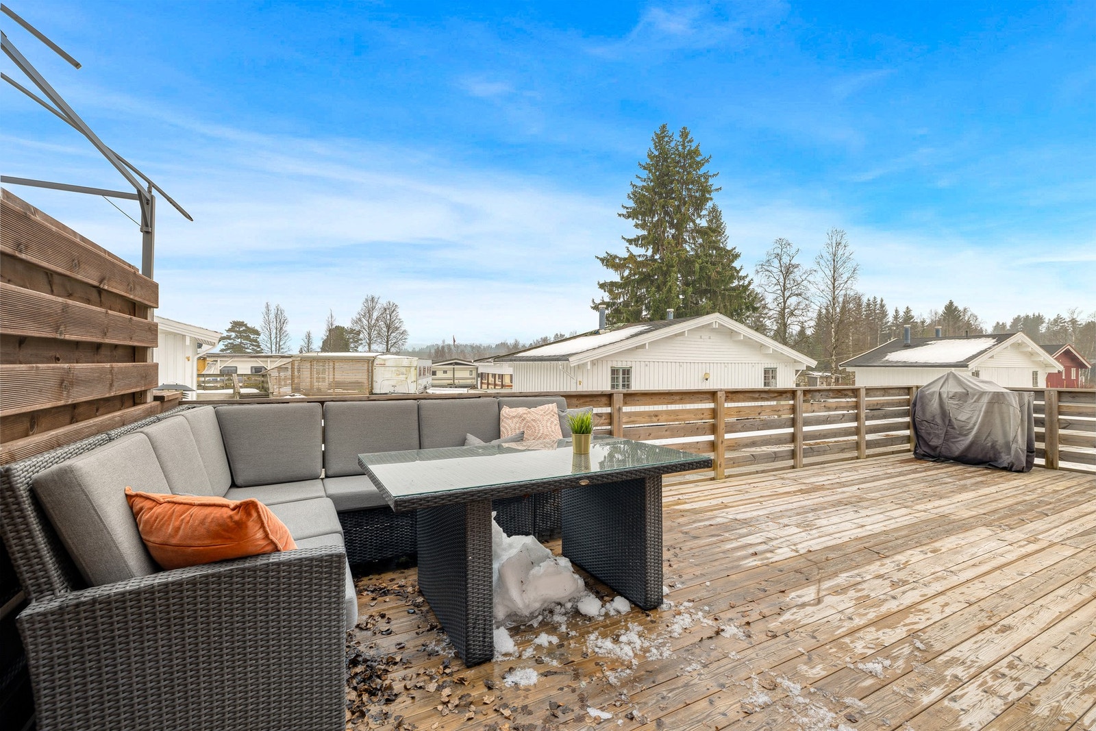 Sydvendt terrasse på ca. 32 m² ligger i tilknytning til inngangspartiet, og blir en naturlig forlengelse av hytta på varme dager. Galleribilde