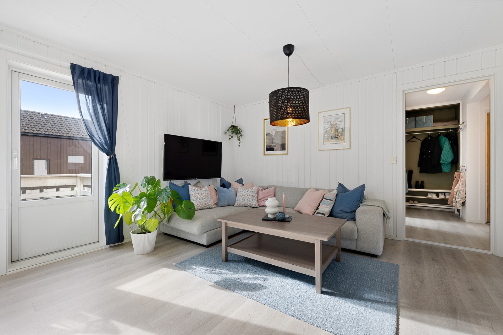 Malt trepanel på veggene skaper en varm og innbydende atmosfære. Galleribilde