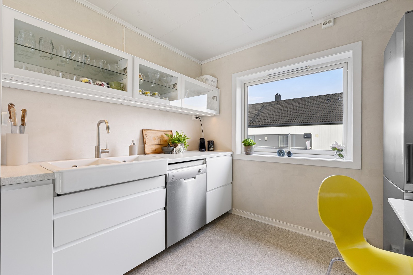 Klassisk hvitt kjøkken. Galleribilde