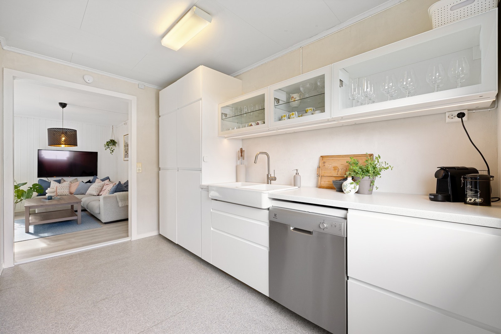 Mye skap og benkeplass. Galleribilde