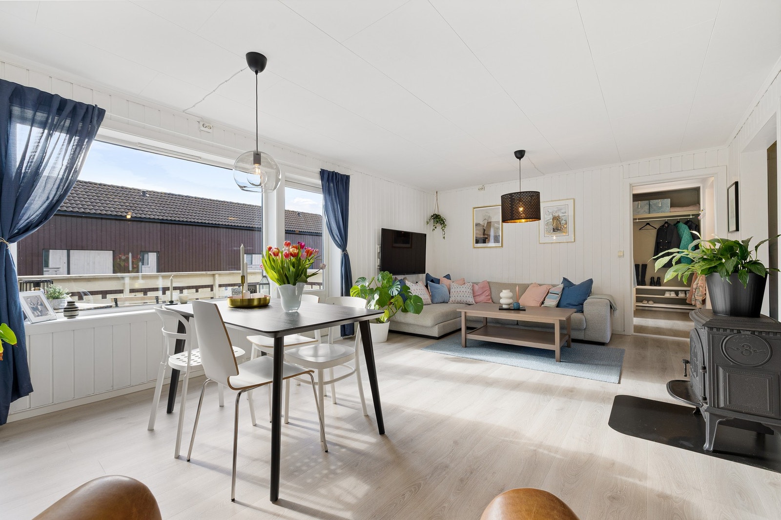 Store vindusoverflate som gir naturlig lysinnslipp. Galleribilde