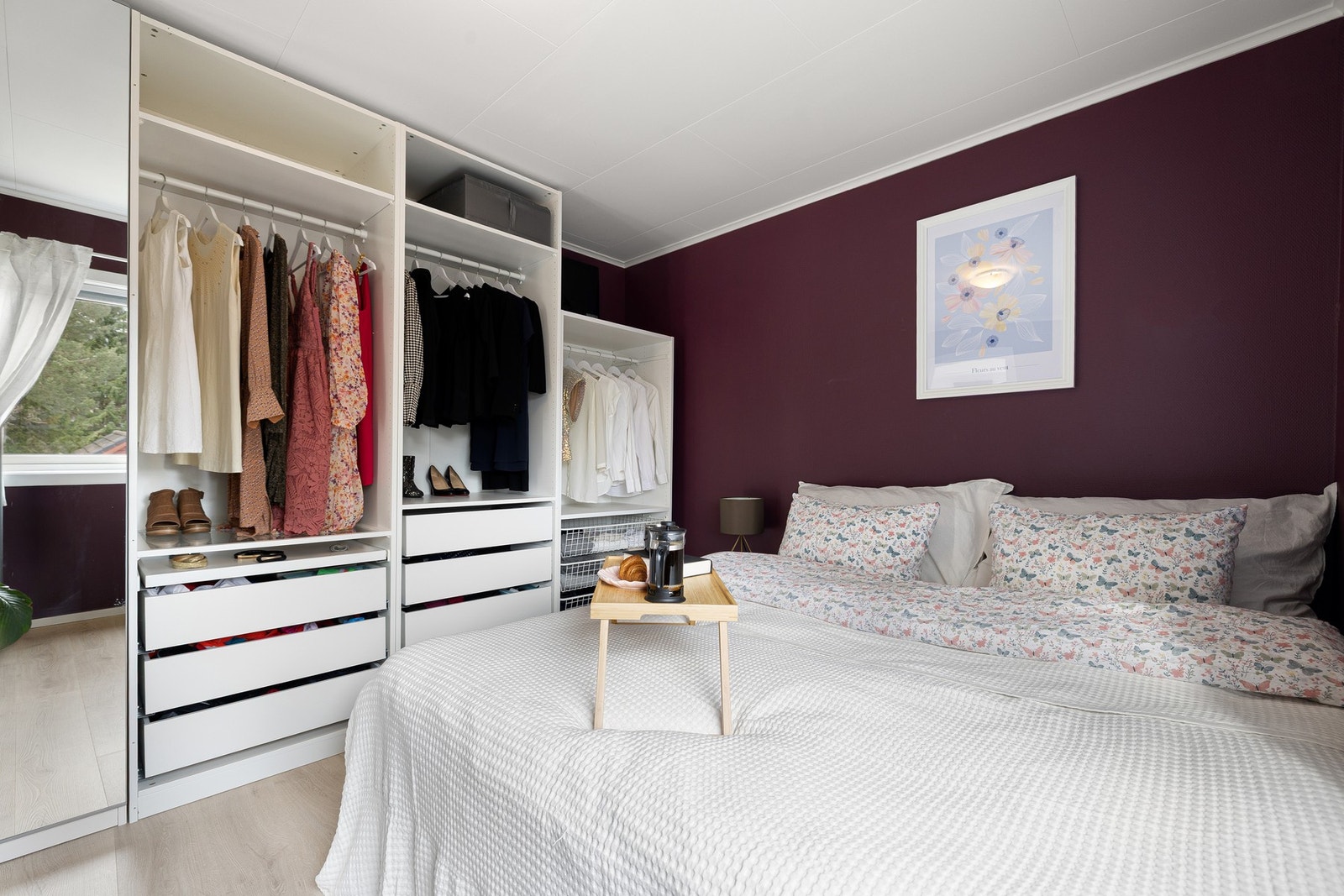 Stor garderobe med plass til oppbevaring. Galleribilde