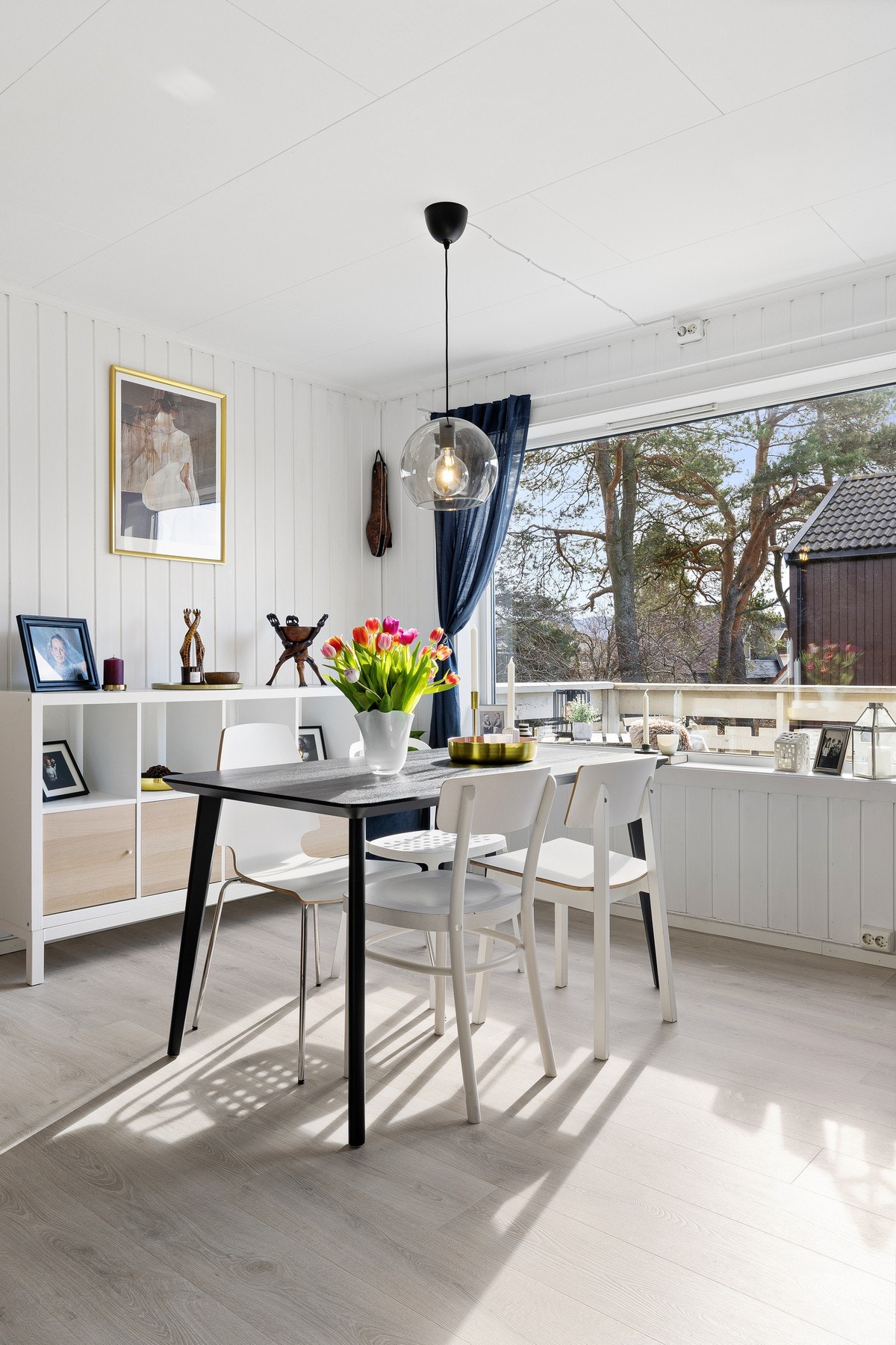 Lyst og åpent rom med plass til et spisebord. Galleribilde