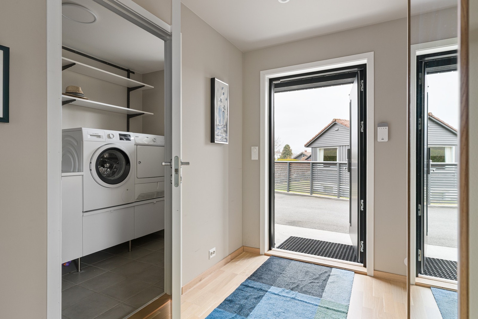 Vaskerommet ligger smart plassert i tilknytning til entréen. Galleribilde