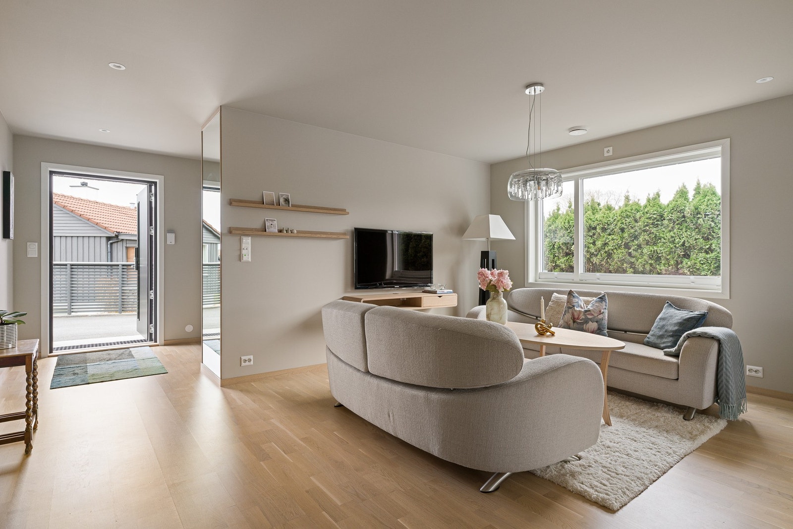 Her er det flott parkett på gulvet, og veggene er malt i en moderne, lys fargetone. Galleribilde