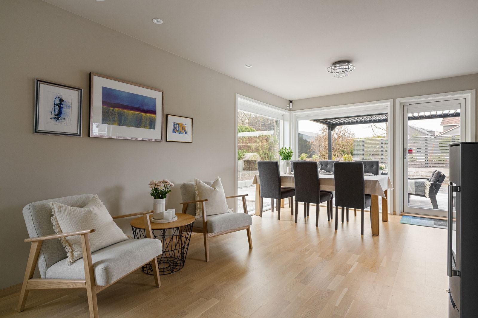 Rommet har store vindusflater som gir rikelig med naturlig lys. Galleribilde