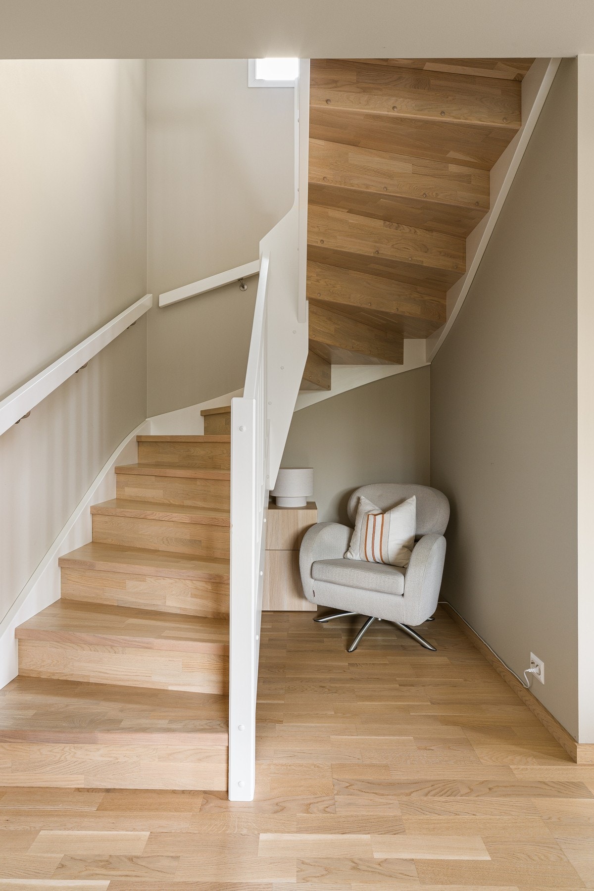 Hallen fungerer som et naturlig bindeledd i boligen og leder deg videre inn til oppholdsrommene, samtidig som trappen opp til 2. etasje. Galleribilde