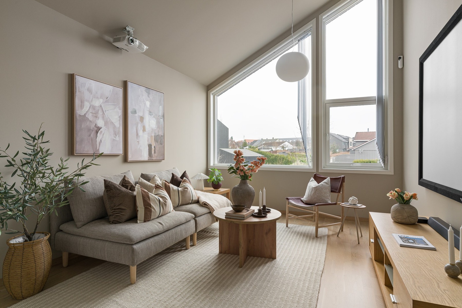 I loftstuen er det en fantastisk takhøyde med store vindusflater som gir et nydelig lysinnslipp. Galleribilde