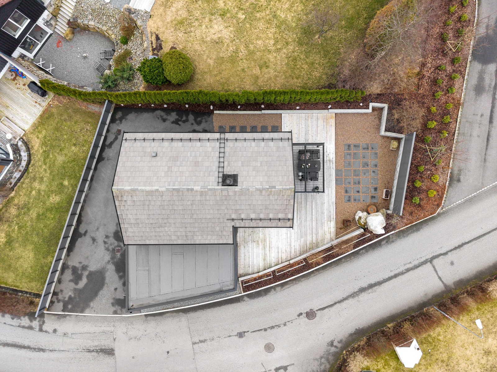 Boligen har et fantastisk og solrikt uteområde som fremstår gjennomført og pent opparbeidet. Galleribilde