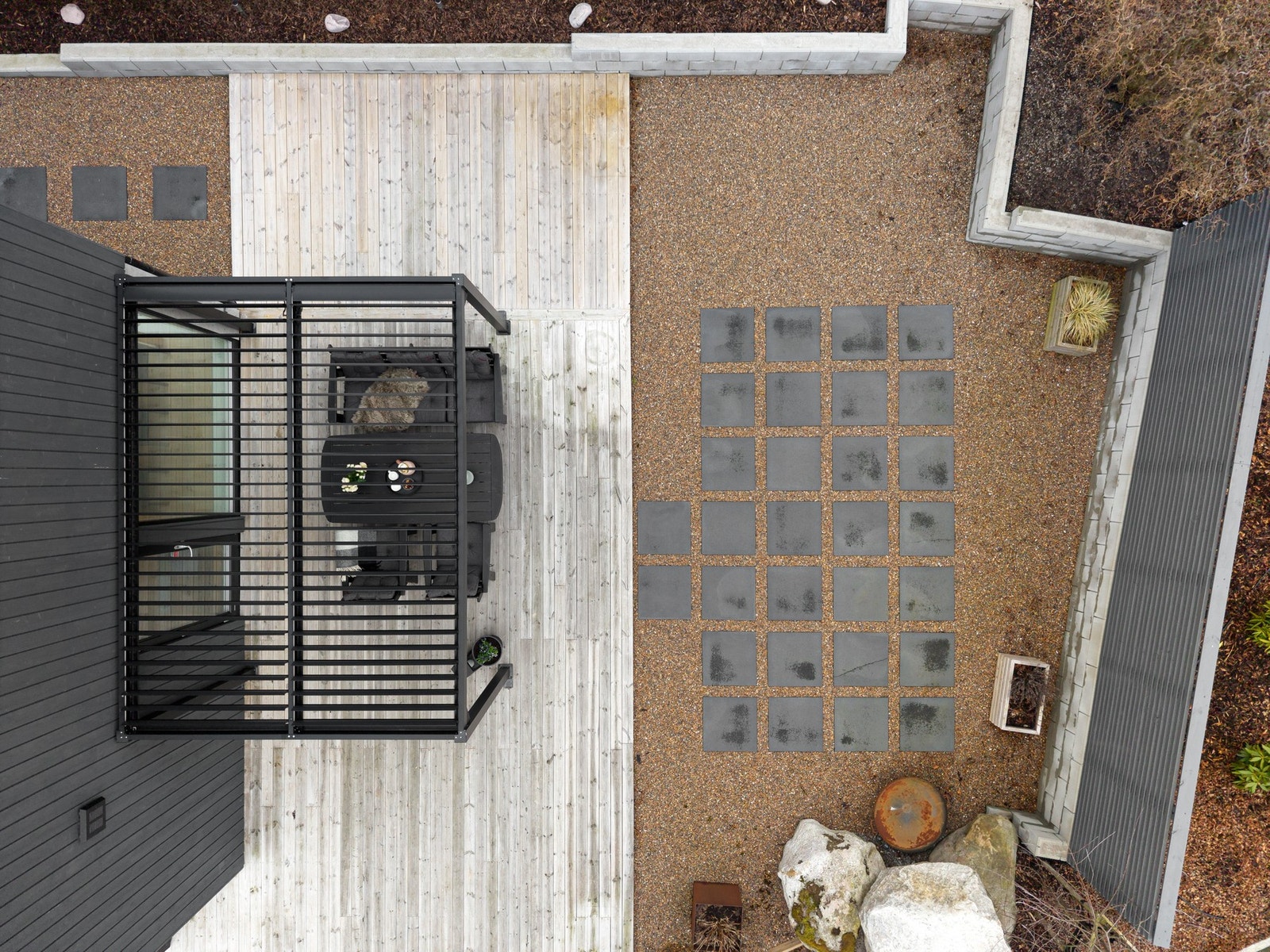 Tomten er fint opparbeidet med asfaltert gårdsrom, garasje og en romslig platting på ca. 62 kvm med pergola og flotte bed med variert beplantning som gir en lun og innbydende atmosfære. Galleribilde