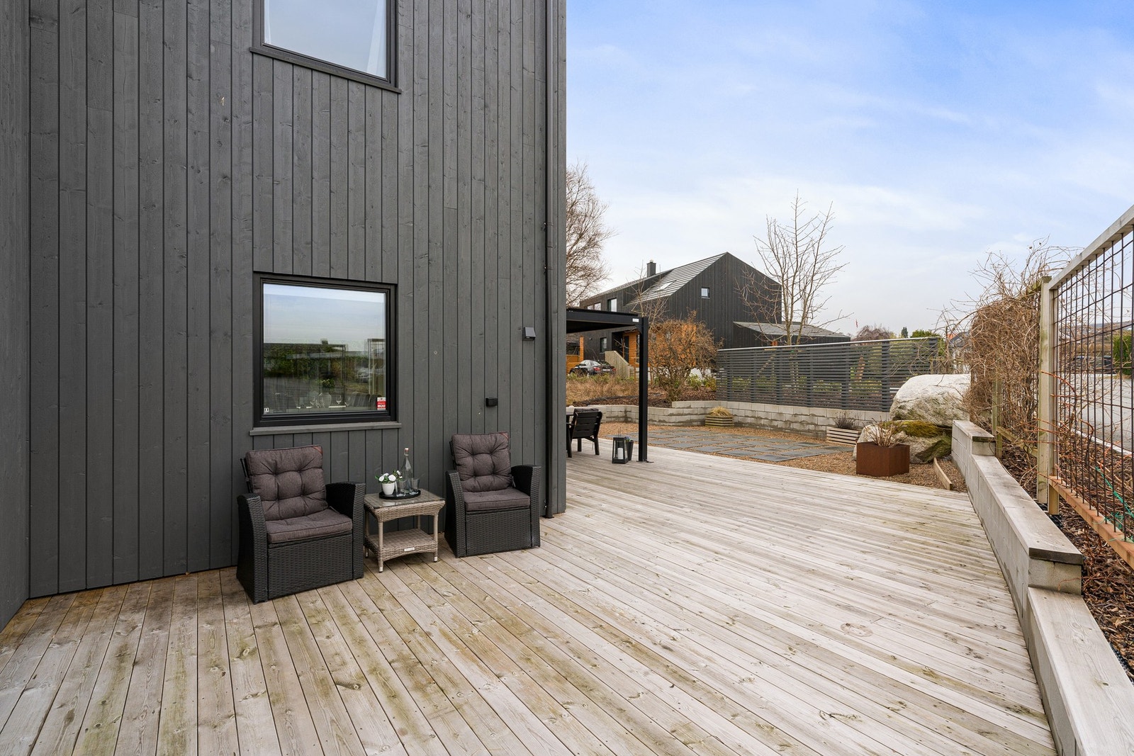 Her er det enkelt å etablere flere soner etter behov - enten du ønsker spiseplass, loungeområde eller en mer skjermet krok. Galleribilde