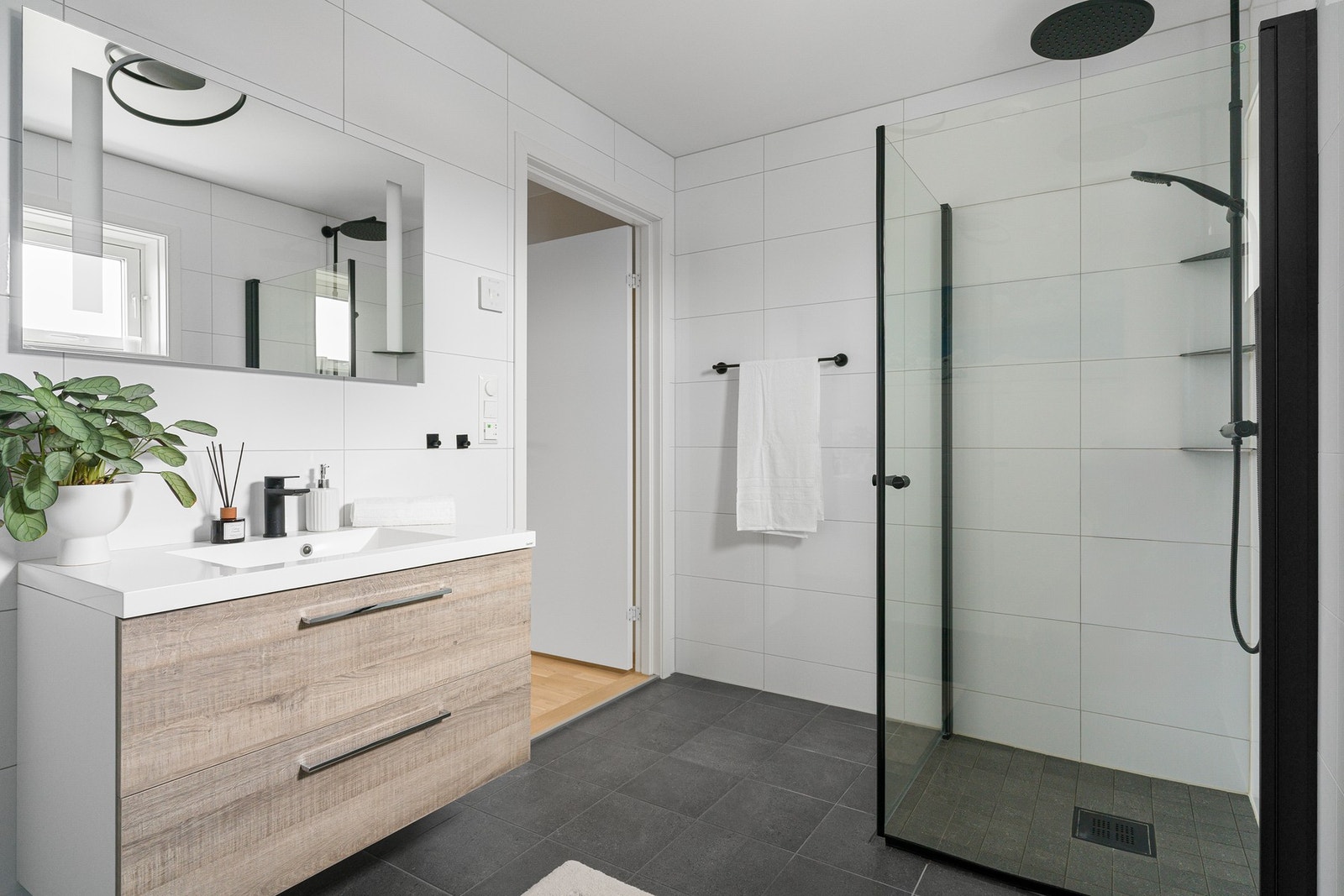 Badet i andre etasje har tilsvarende flisvalg som i første etasje og fremstår stilrent. Galleribilde