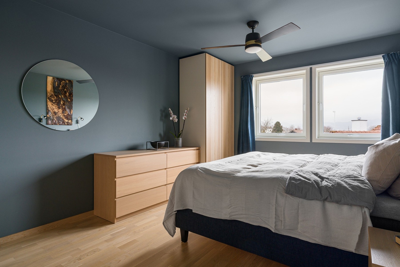 Hovedsoverommet fremstår som romslig, med parkett på gulvet og vegger og tak malt i en dyp, lun blåtone. Galleribilde