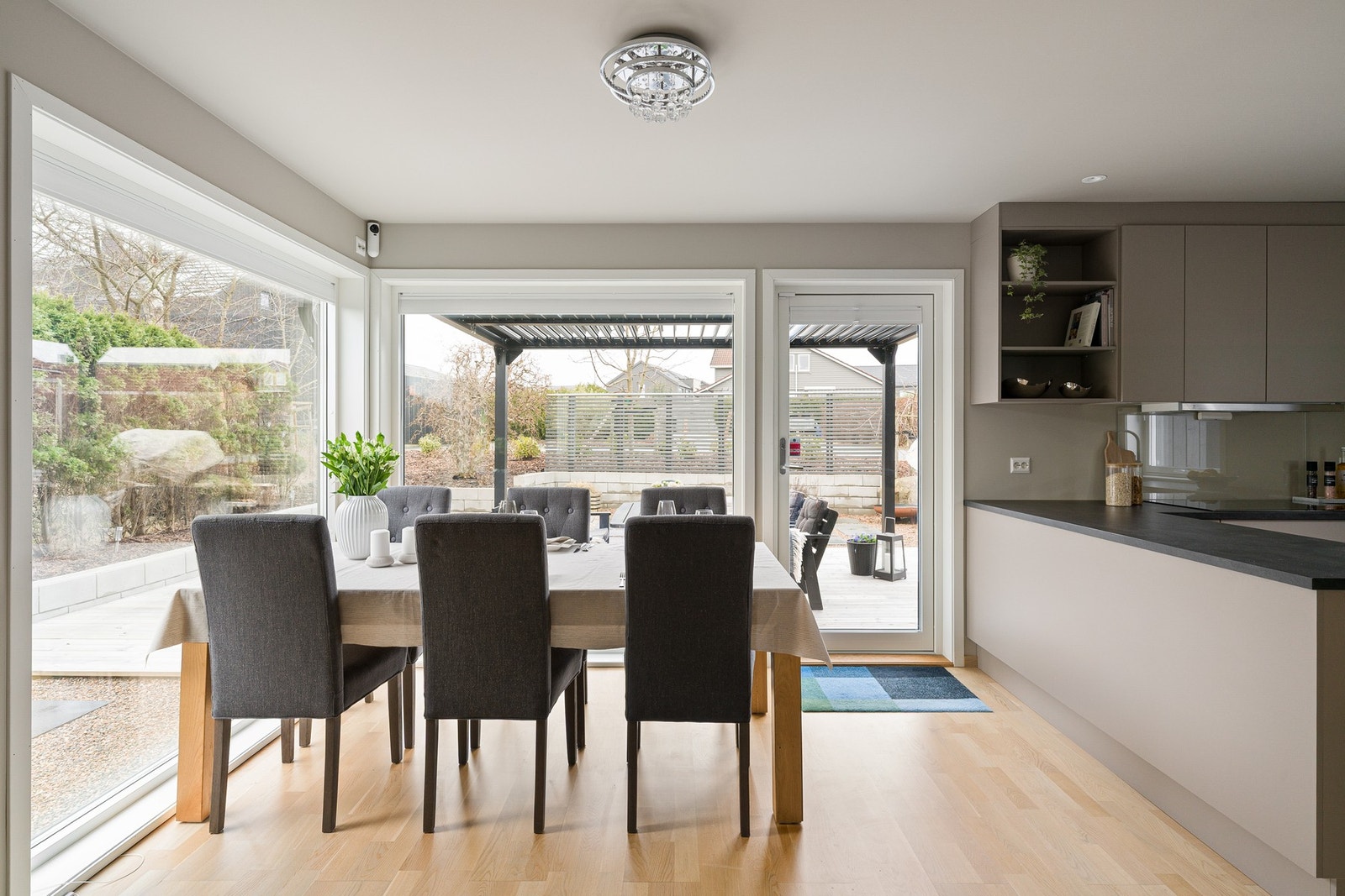 Fra allrommet er det utgang til boligens herlige uteområde. Galleribilde