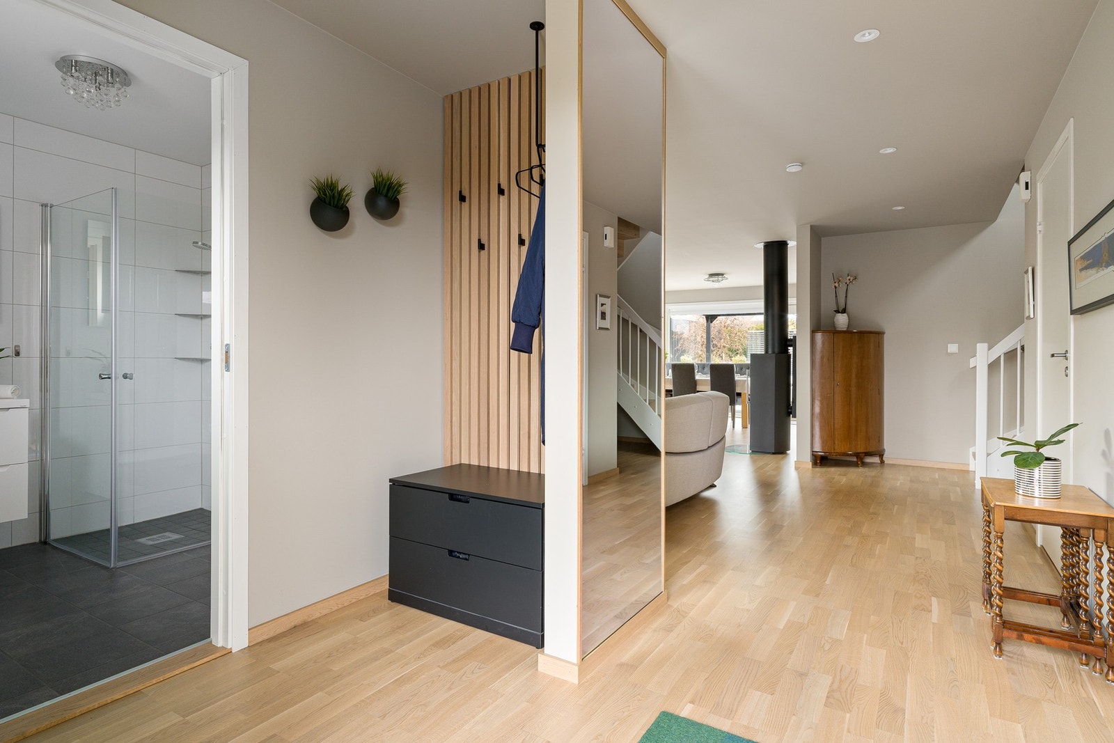 Vel innenfor døren møtes du av en romslig hall med garderobenisje, som gir gode oppbevaringsmuligheter. Galleribilde