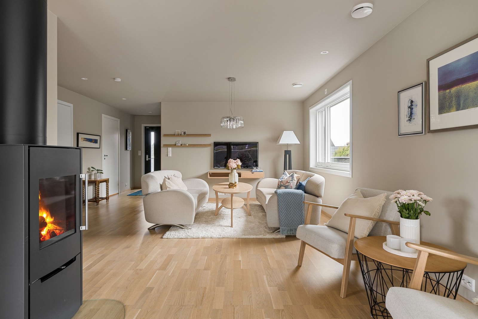 Stuen i 1. etasje ligger i åpen løsning med kjøkkenet, og sammen danner de et romslig og sosialt allrom for hele familien. Galleribilde