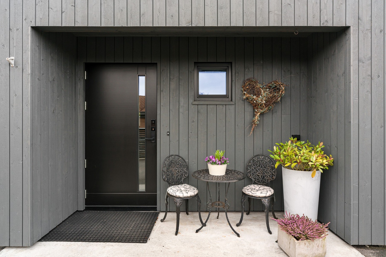 Boligen gir et godt førsteinntrykk med et innbydende, overbygget inngangsparti. Galleribilde