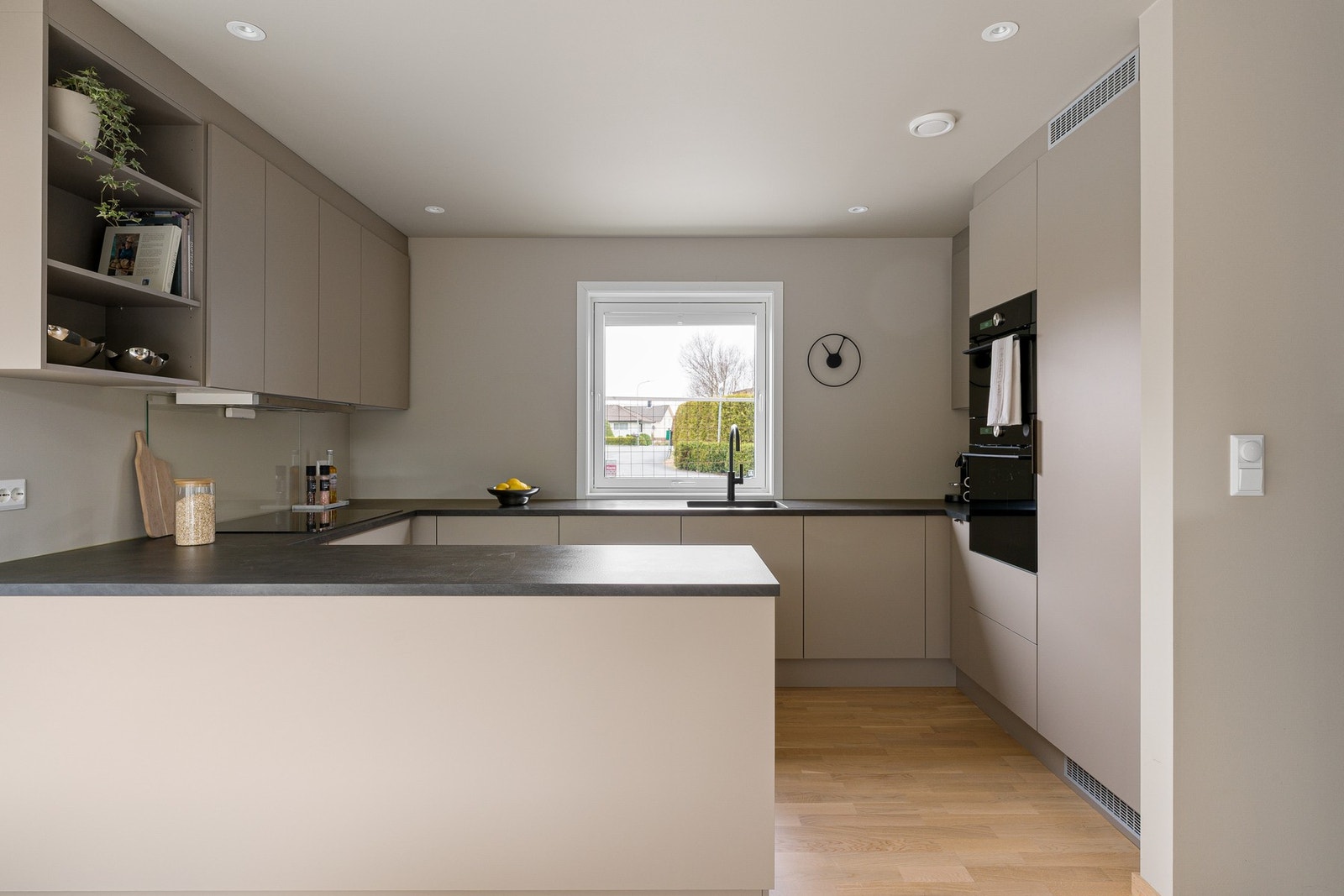 Kjøkkenet byr på rikelig med både skap- og benkeplass, og har gode arbeidsflater som gjør matlagingen både praktisk og effektiv. Galleribilde