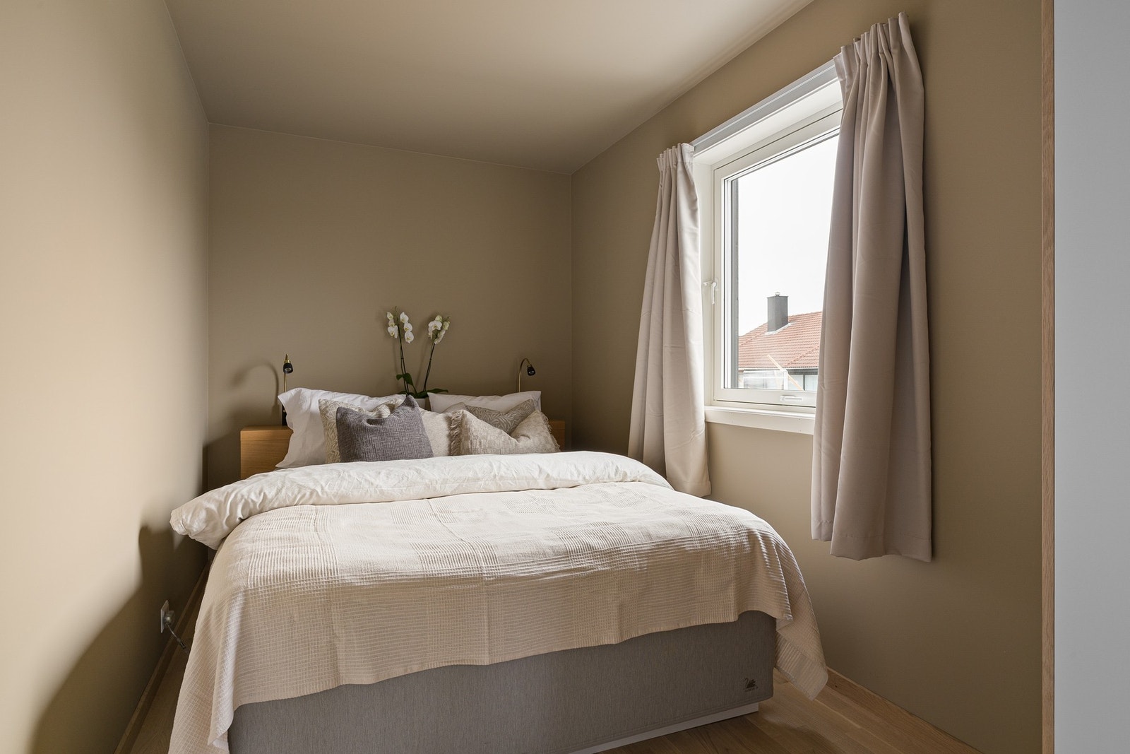 Boligen har tre gode og innbydende soverom, alle samlet i 2. etasje Galleribilde