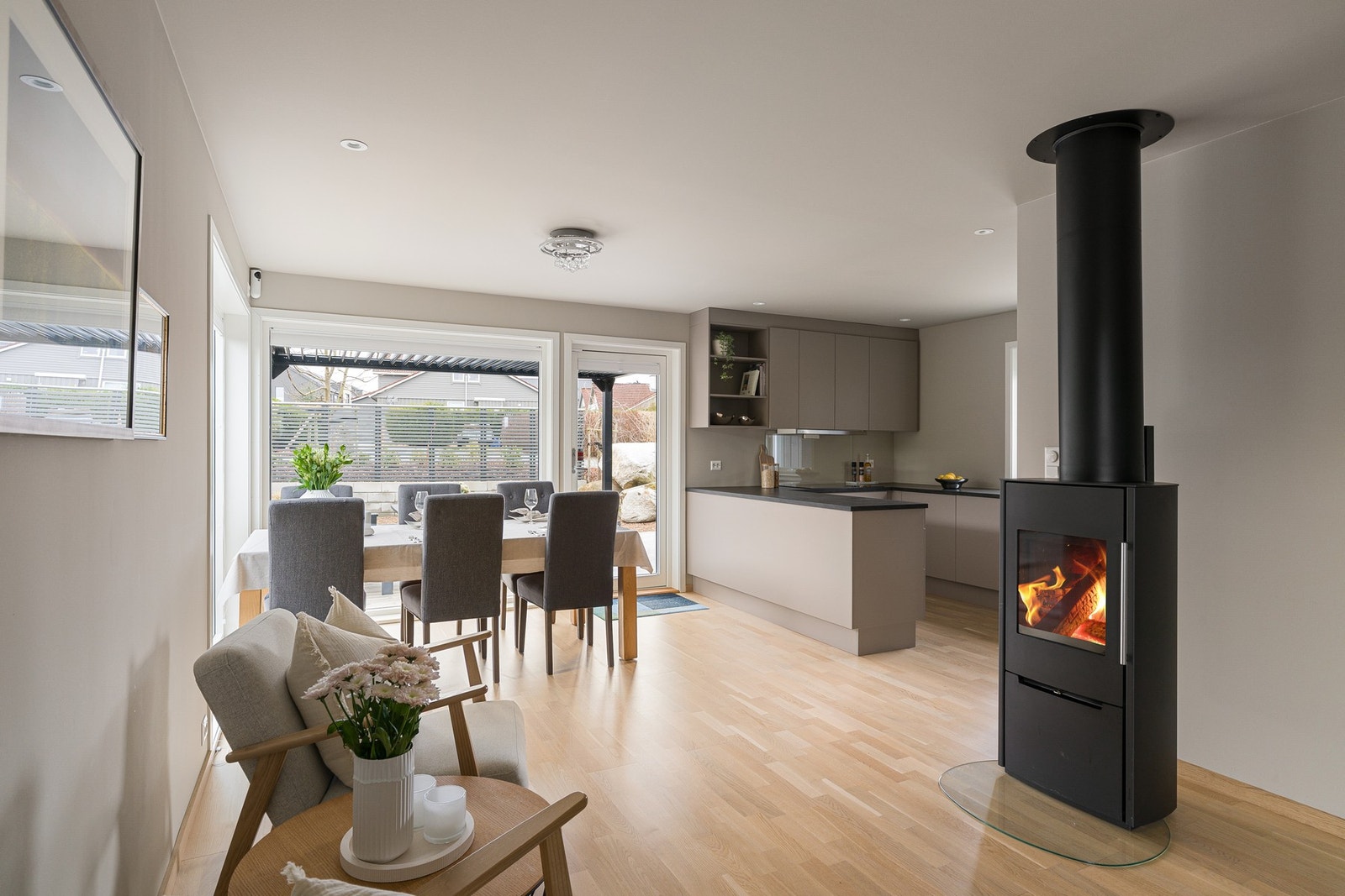 Midt i allrommet er det montert en peis som gir både god varme og en hyggelig atmosfære på kalde kvelder. Galleribilde