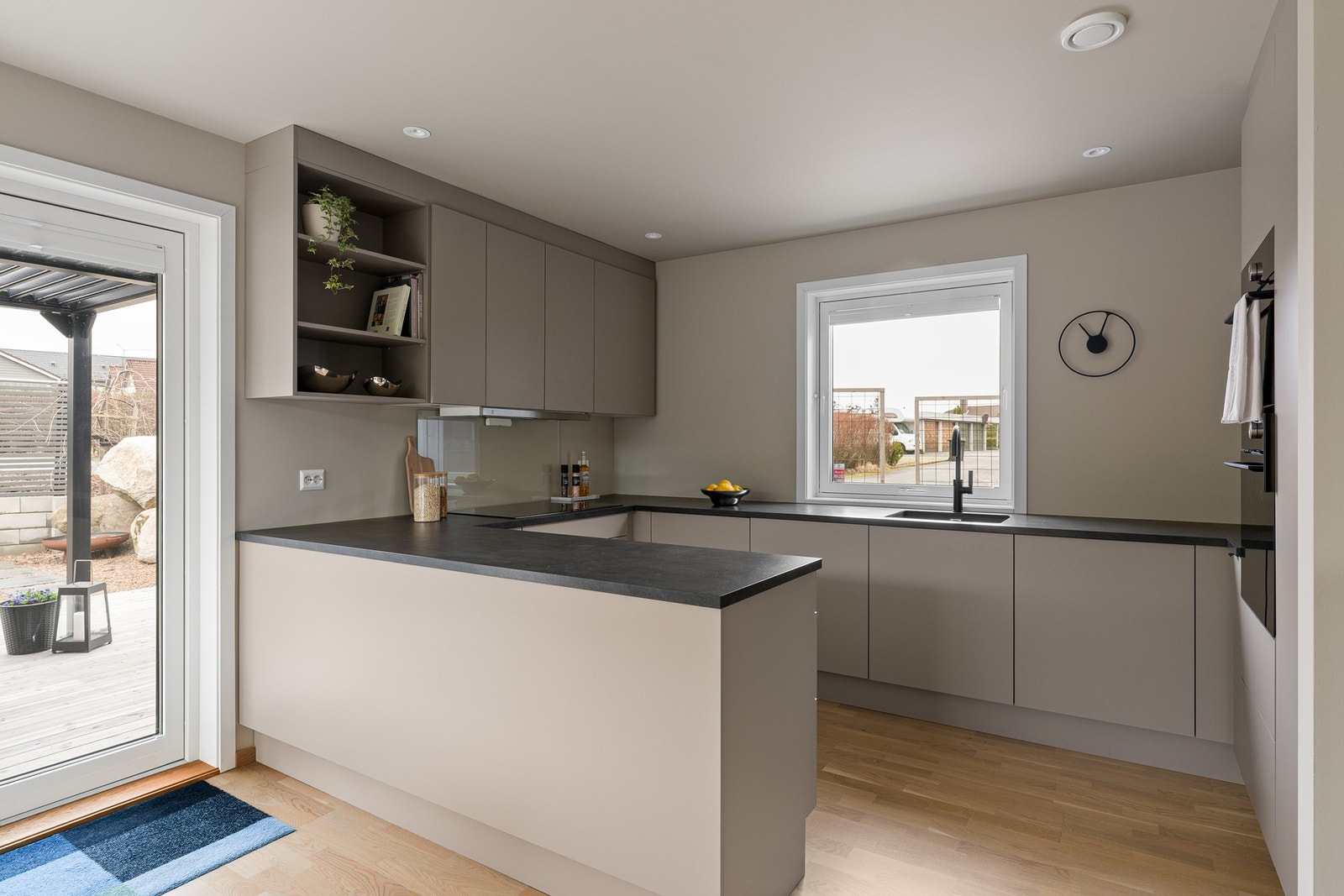 Boligen har et moderne kjøkken fra HTH i modellen Stockholm, som ligger i åpen løsning med stuen Galleribilde