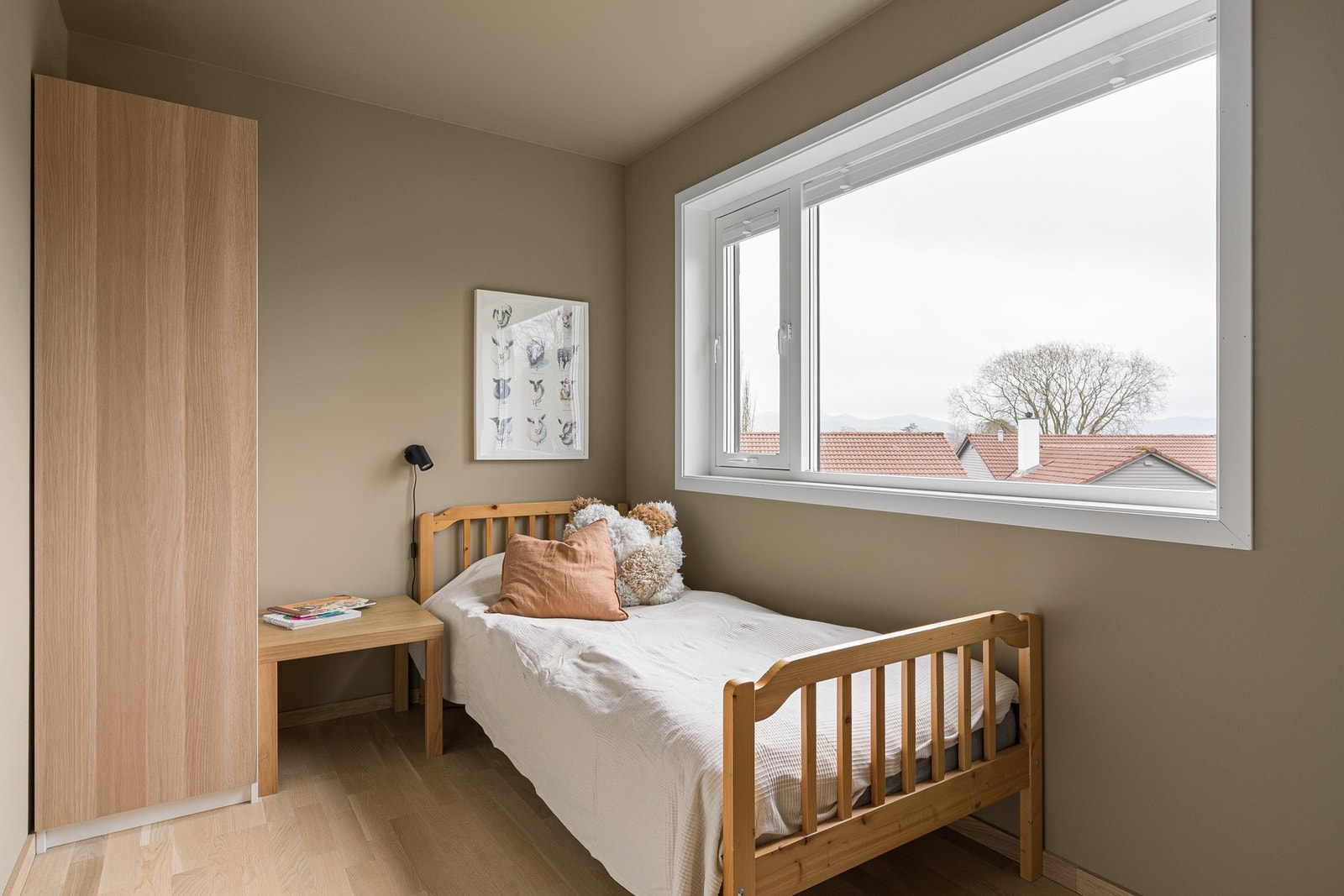 Soverommene har gode bruksmuligheter som barnerom, gjesterom eller hjemmekontor Galleribilde