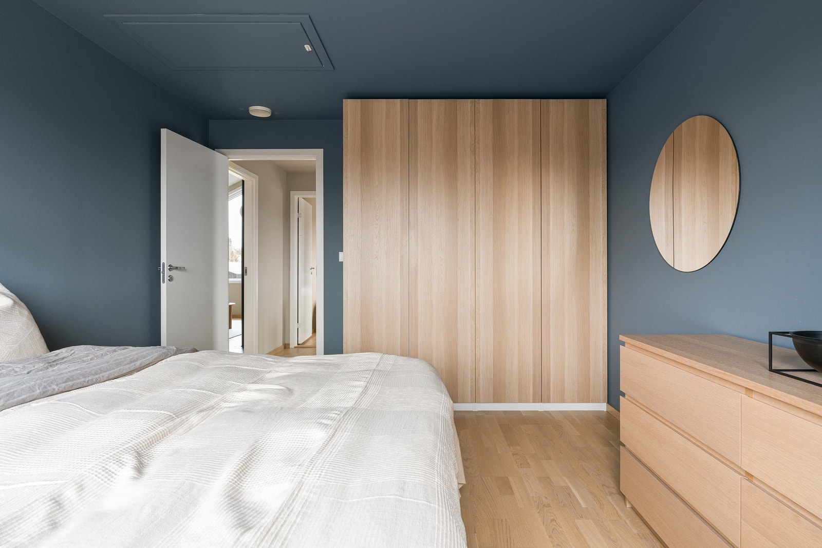 Langs den ene veggen er det montert garderobeskap med god oppbevaringsplass. Galleribilde