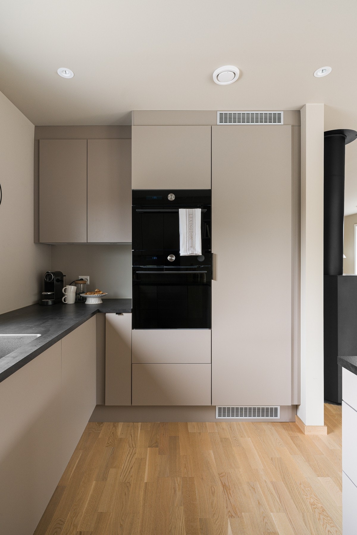 Hvitevarene er integrerte og består av koketopp, oppvaskmaskin, to stekeovner med dampovn og kjøleskap. Galleribilde