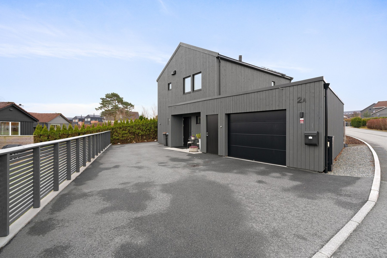 Beliggenheten på Sandved gir deg nærhet til alt du trenger i hverdagen - med kort avstand til skole, barnehage, dagligvare og flotte turområder. Galleribilde