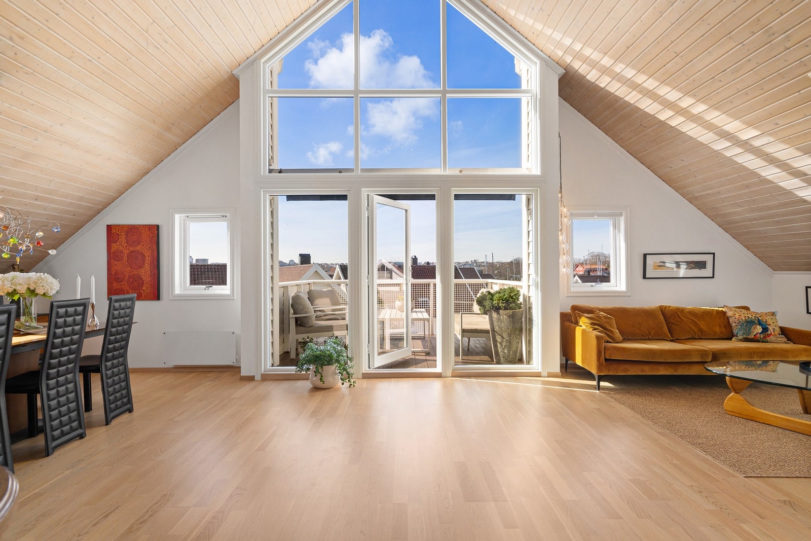 Nydelig på toppen. Usjenert og solvendt. Nytt vindusfelt i 2022. Parkett 2019. Galleribilde