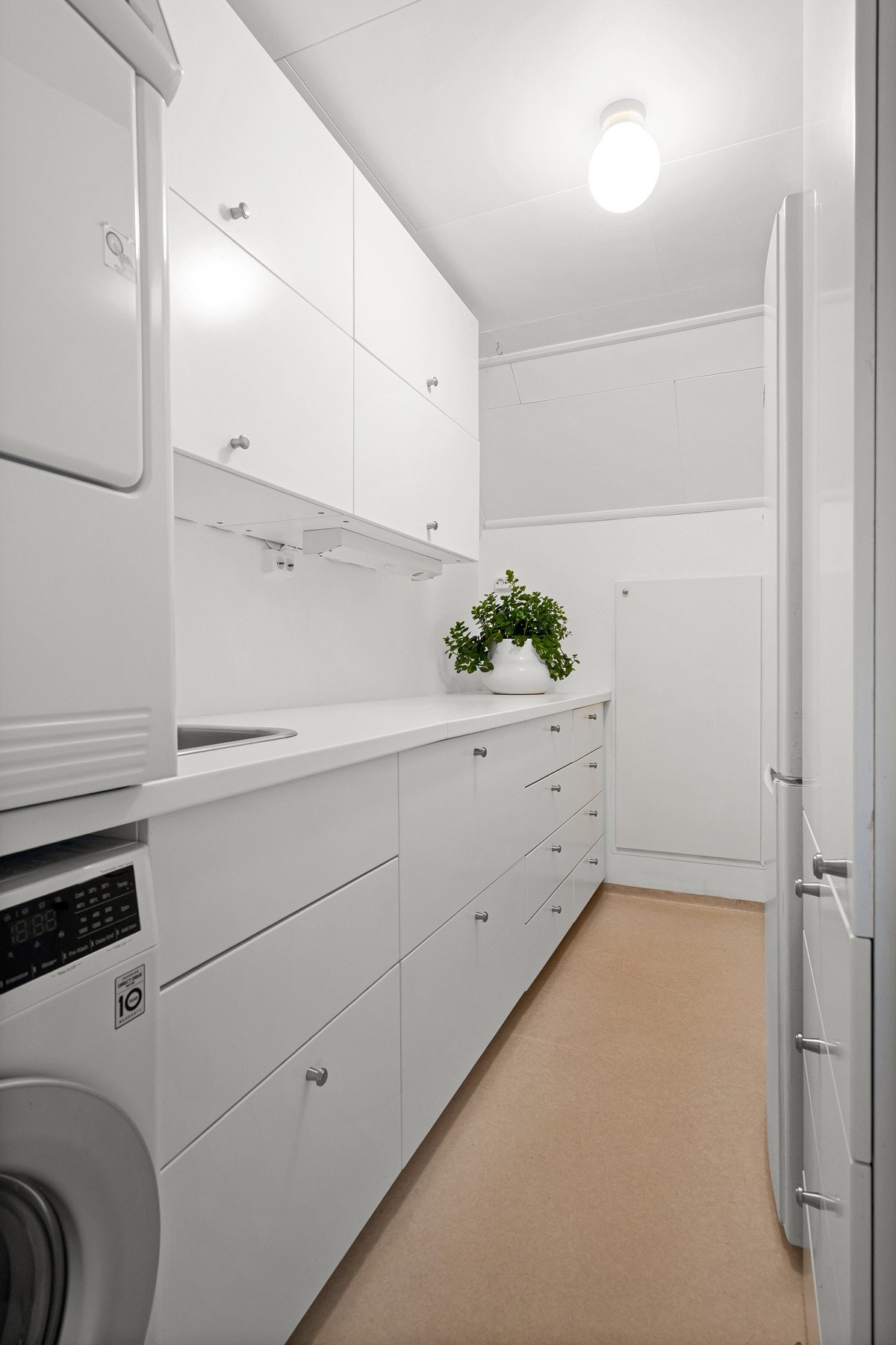 Praktisk vaskerom med masse skuffer og skap. Videre inn til bod. Galleribilde