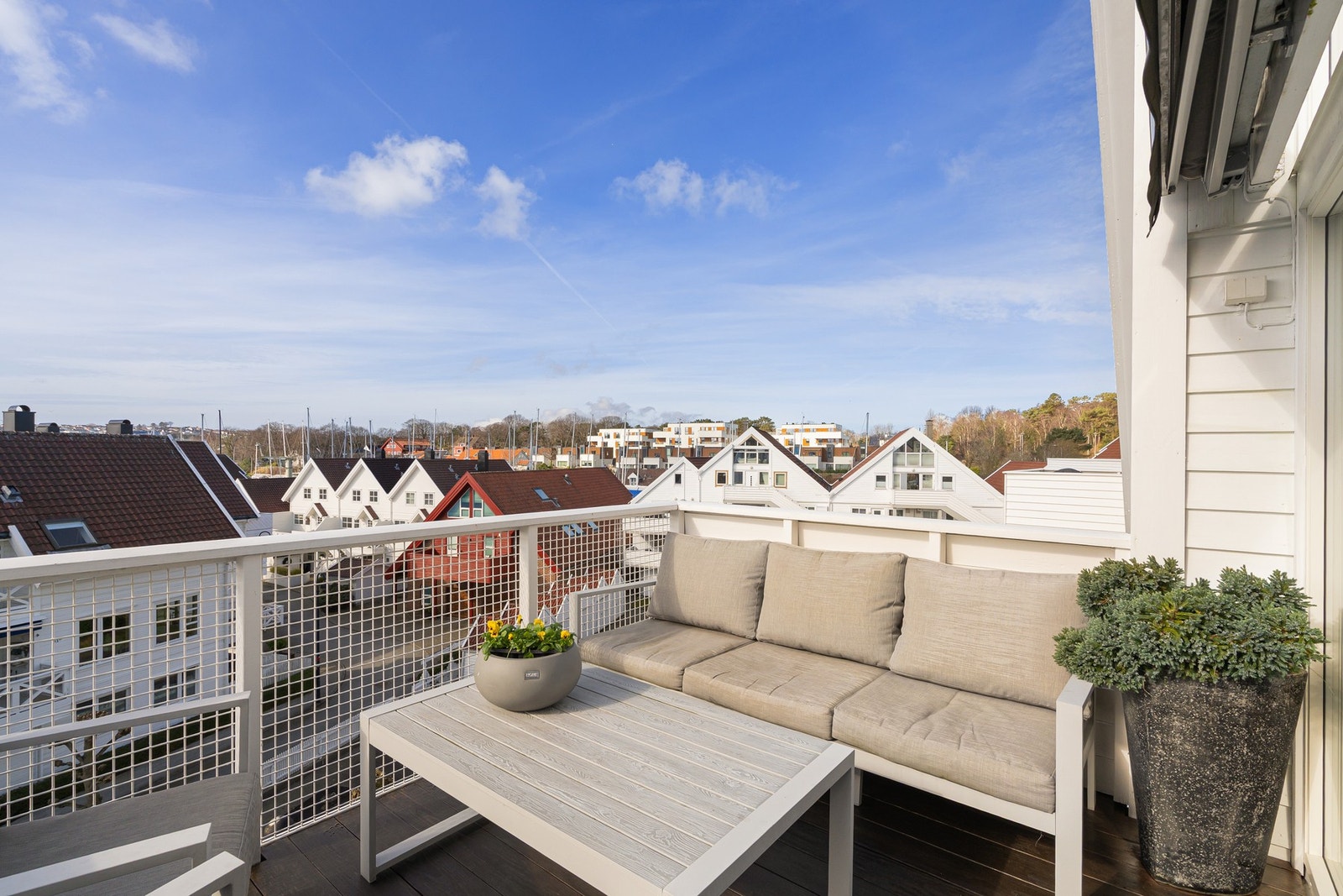 Rommelig balkong med ettermiddags- og kveldssol Galleribilde