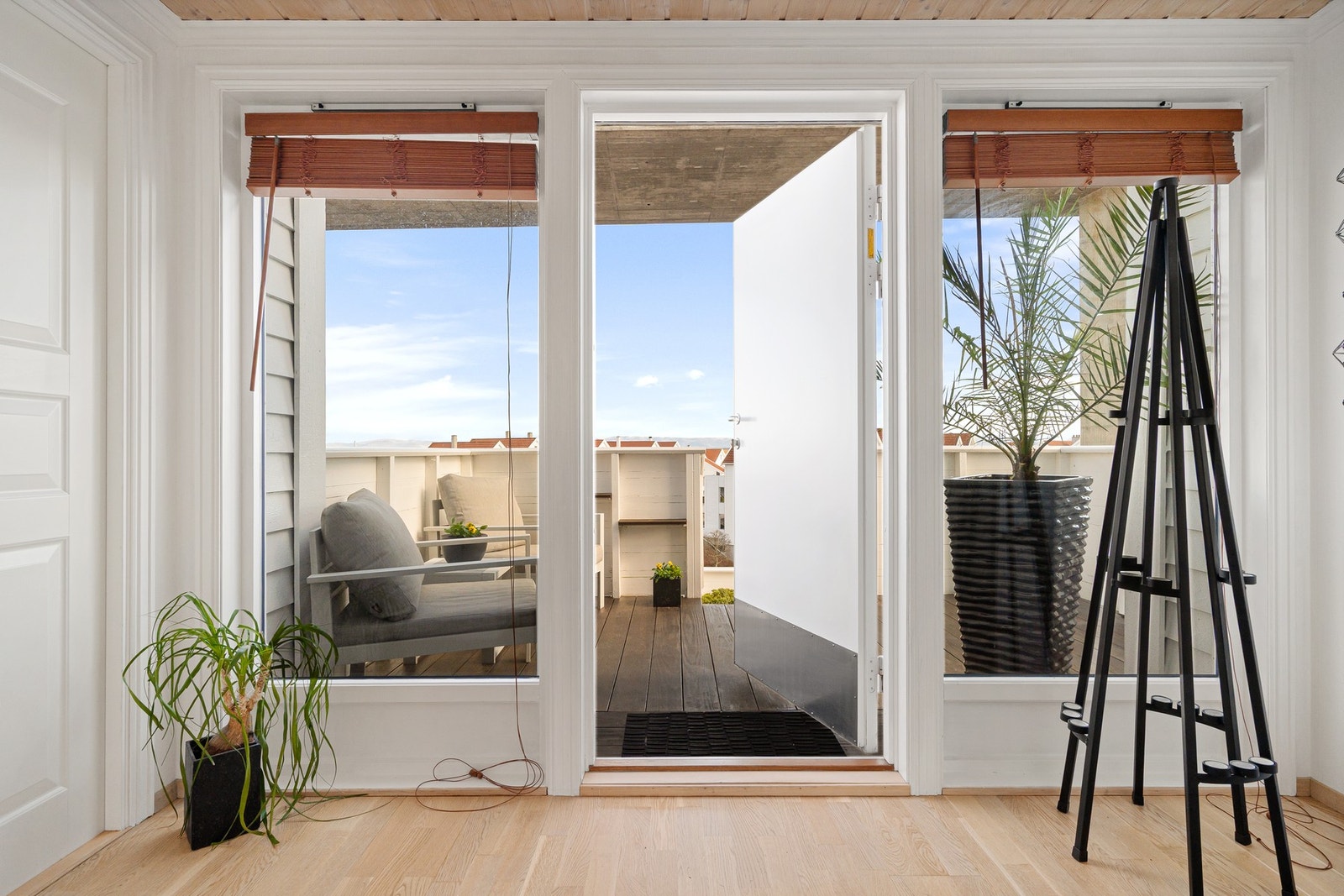 Lyst og hyggelig inngangsparti med balkong Galleribilde