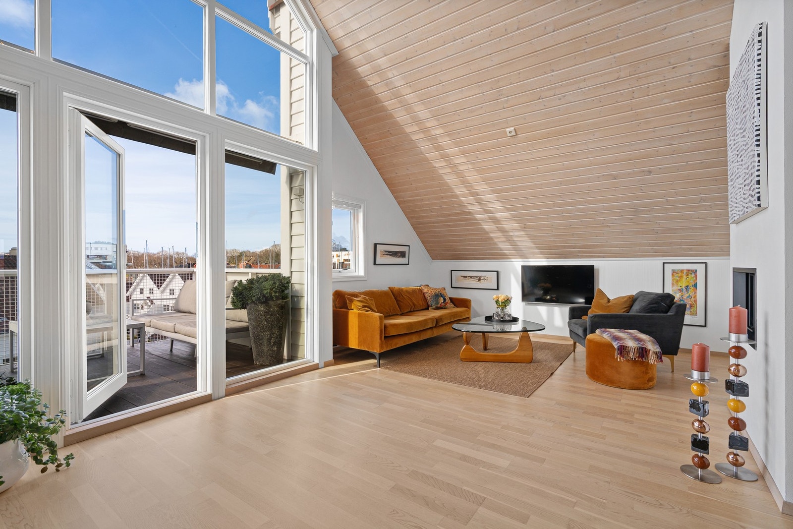 Selv om rommet er stort, er stuen oppdelt i naturlige soner. Ute er det elektrisk markise over balkongen. Galleribilde